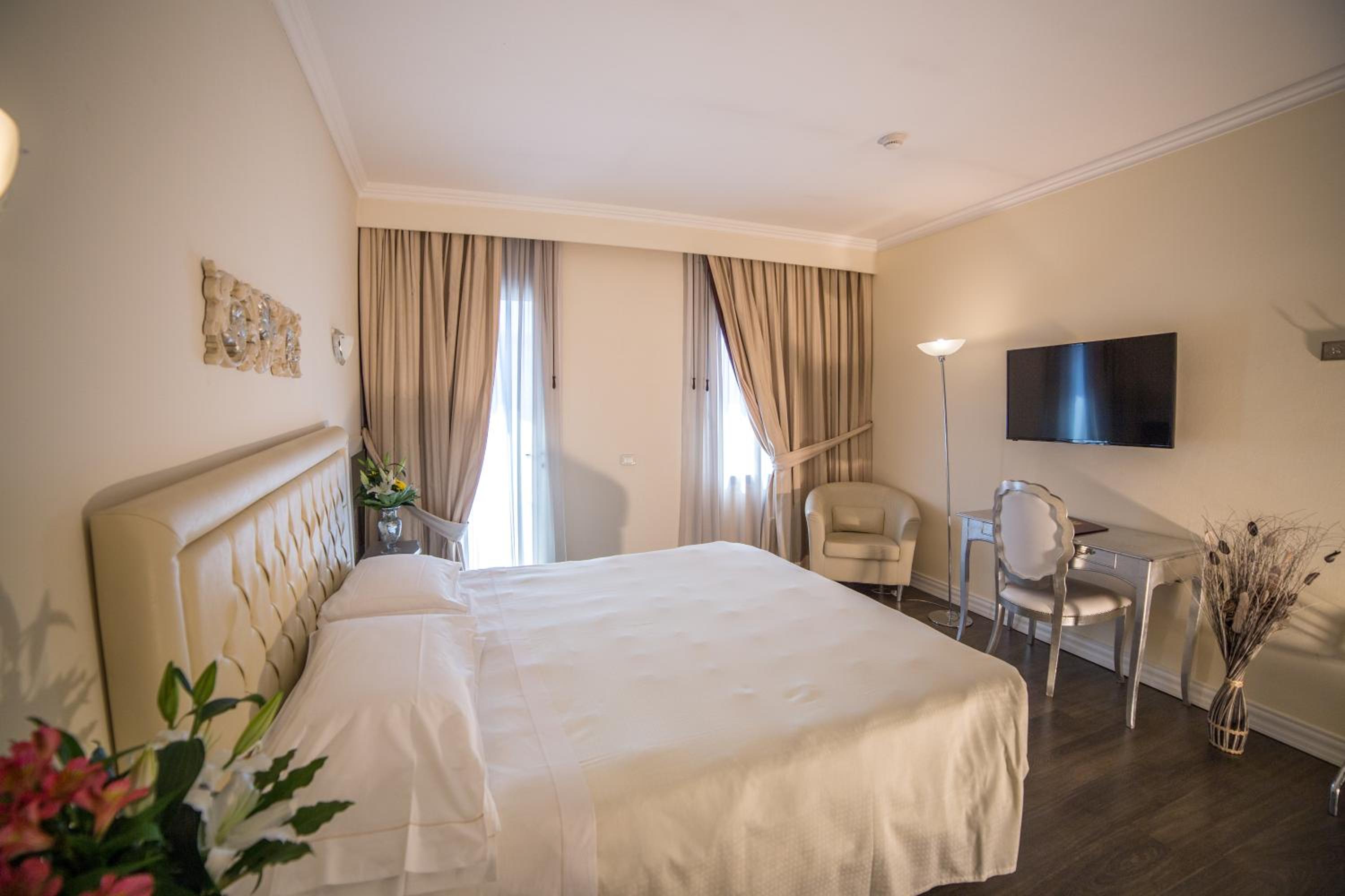Junior Suite with Jacuzzi - Photo 12