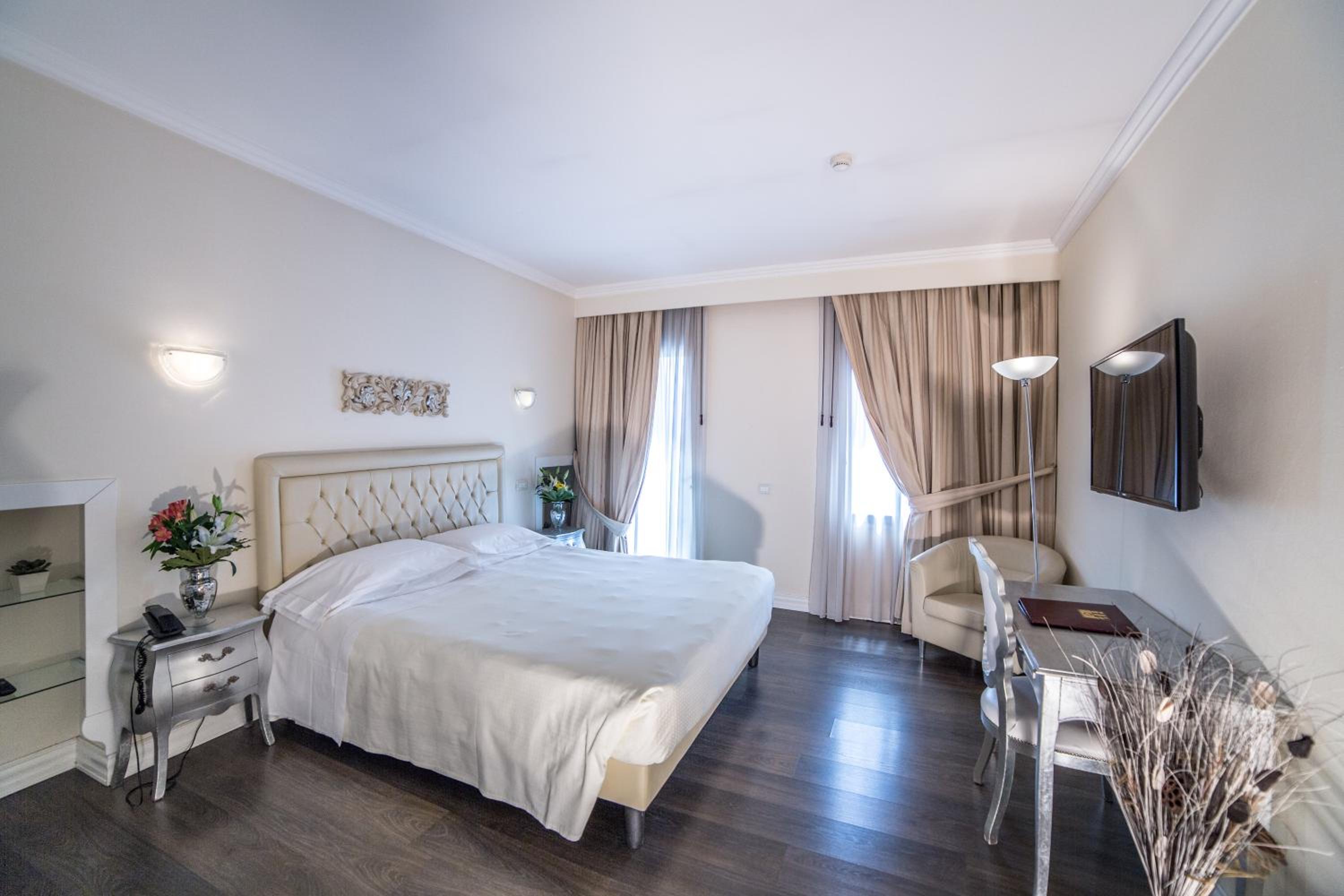 Junior Suite with Jacuzzi - Photo 1