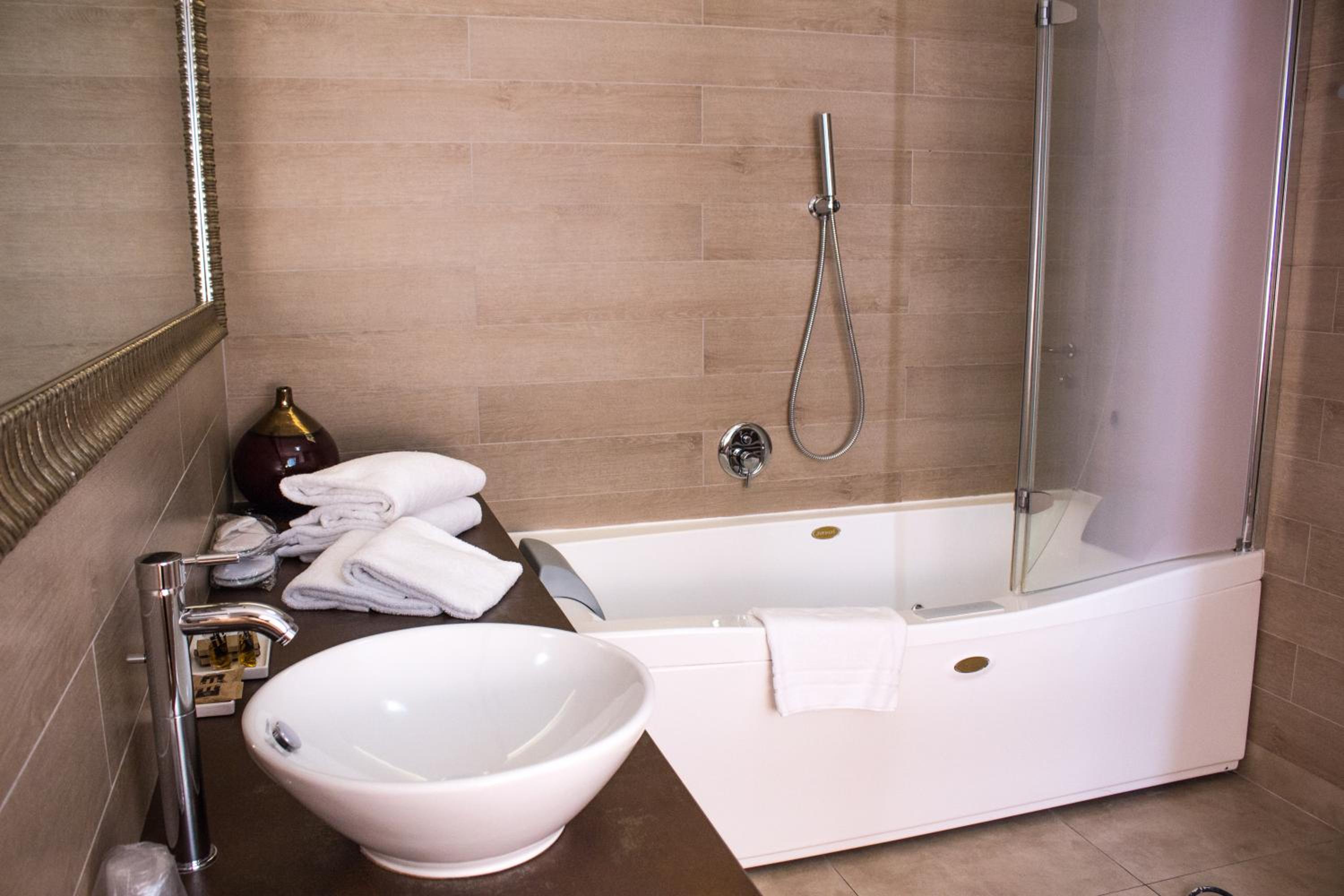 Junior Suite with Jacuzzi - Photo 9