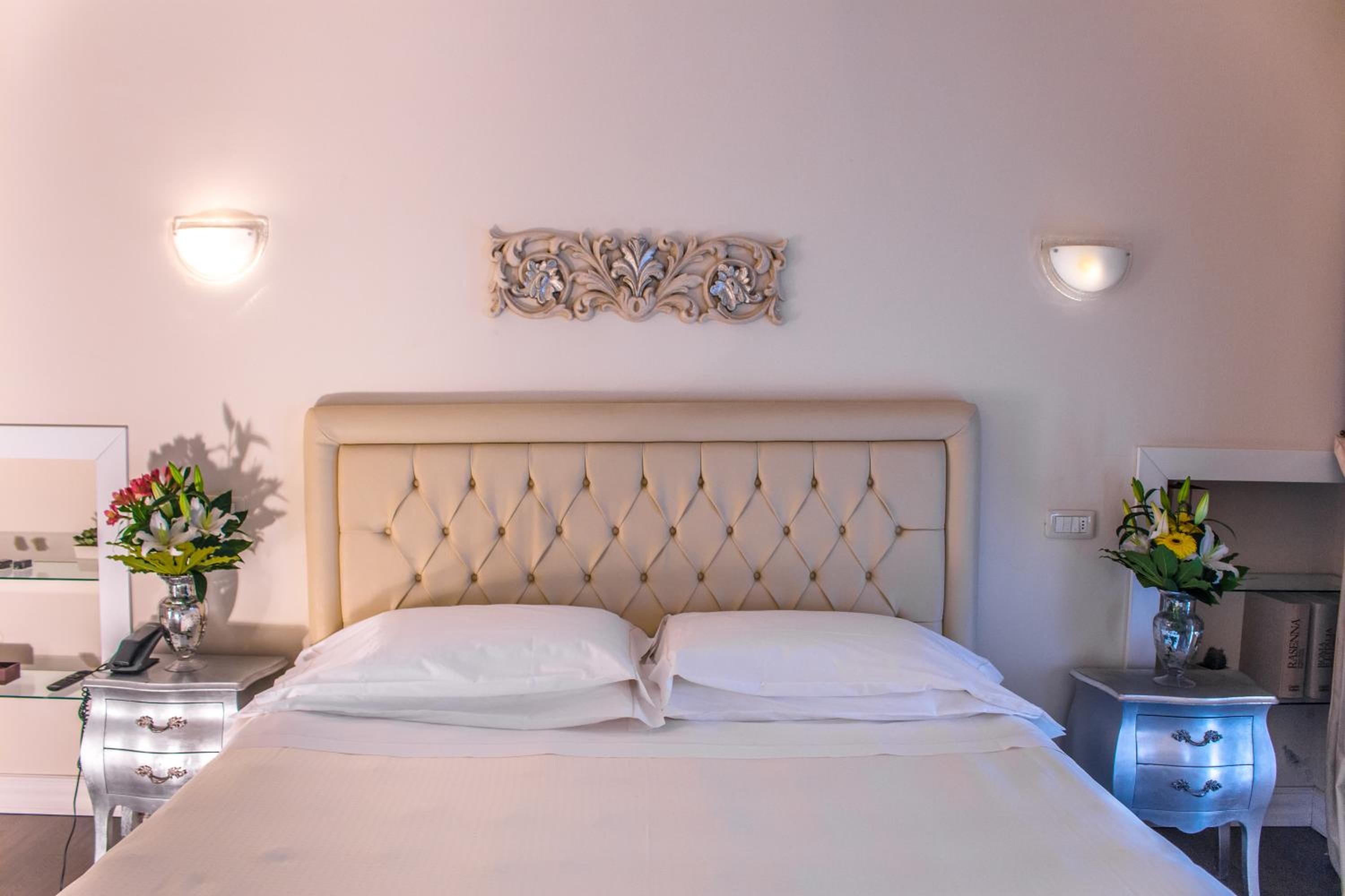 Junior Suite with Jacuzzi - Photo 13