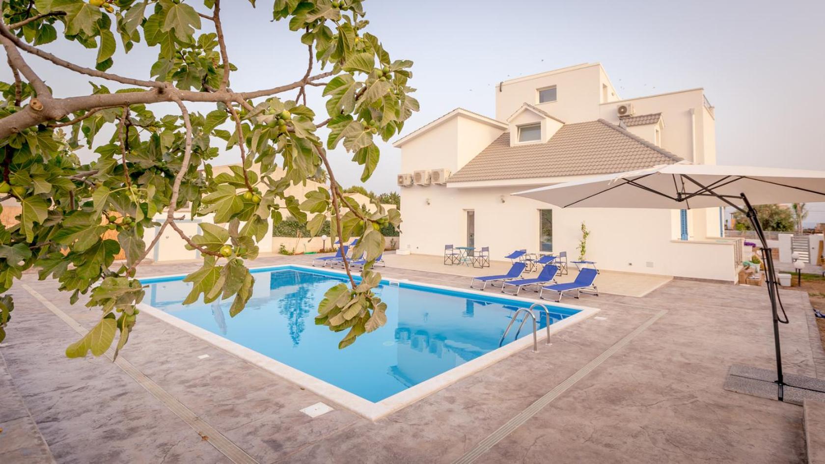 King Room with Pool View - Photo 9