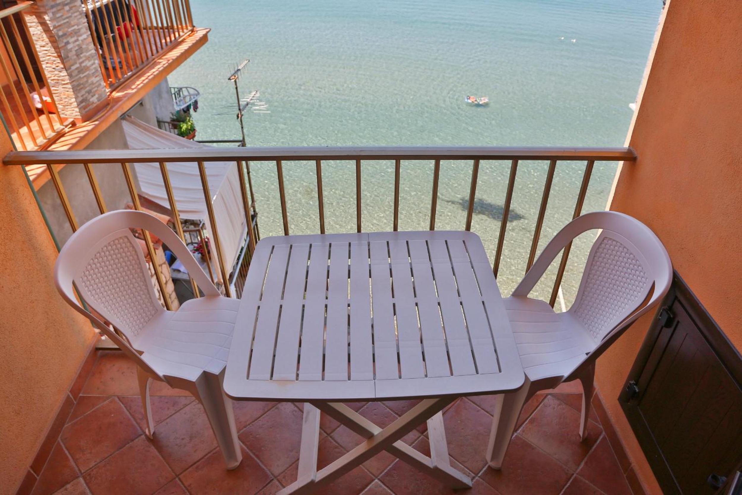 One-Bedroom Apartment with Balcony and Sea View - Photo 8