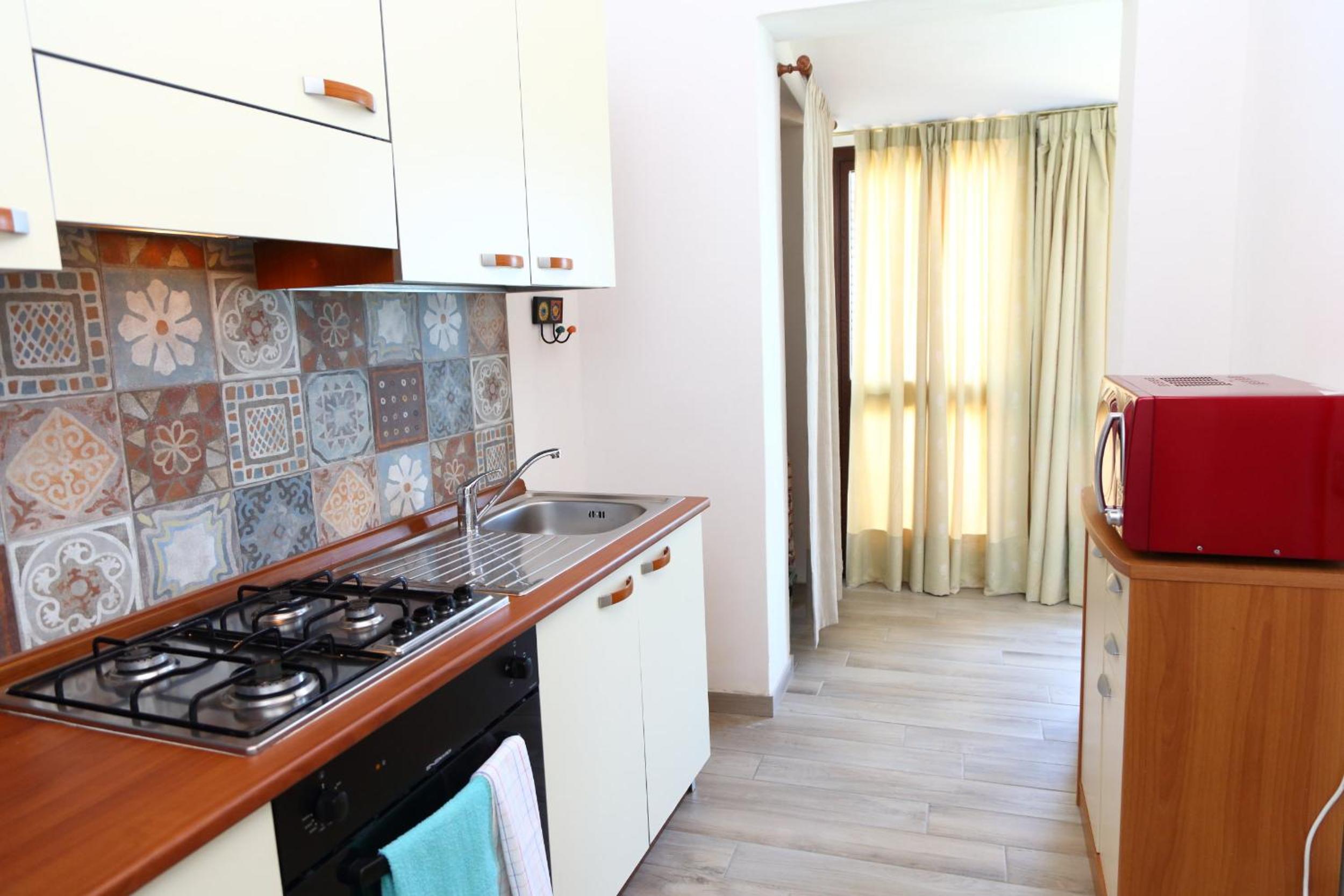 One-Bedroom Apartment with Balcony and Sea View - Photo 18