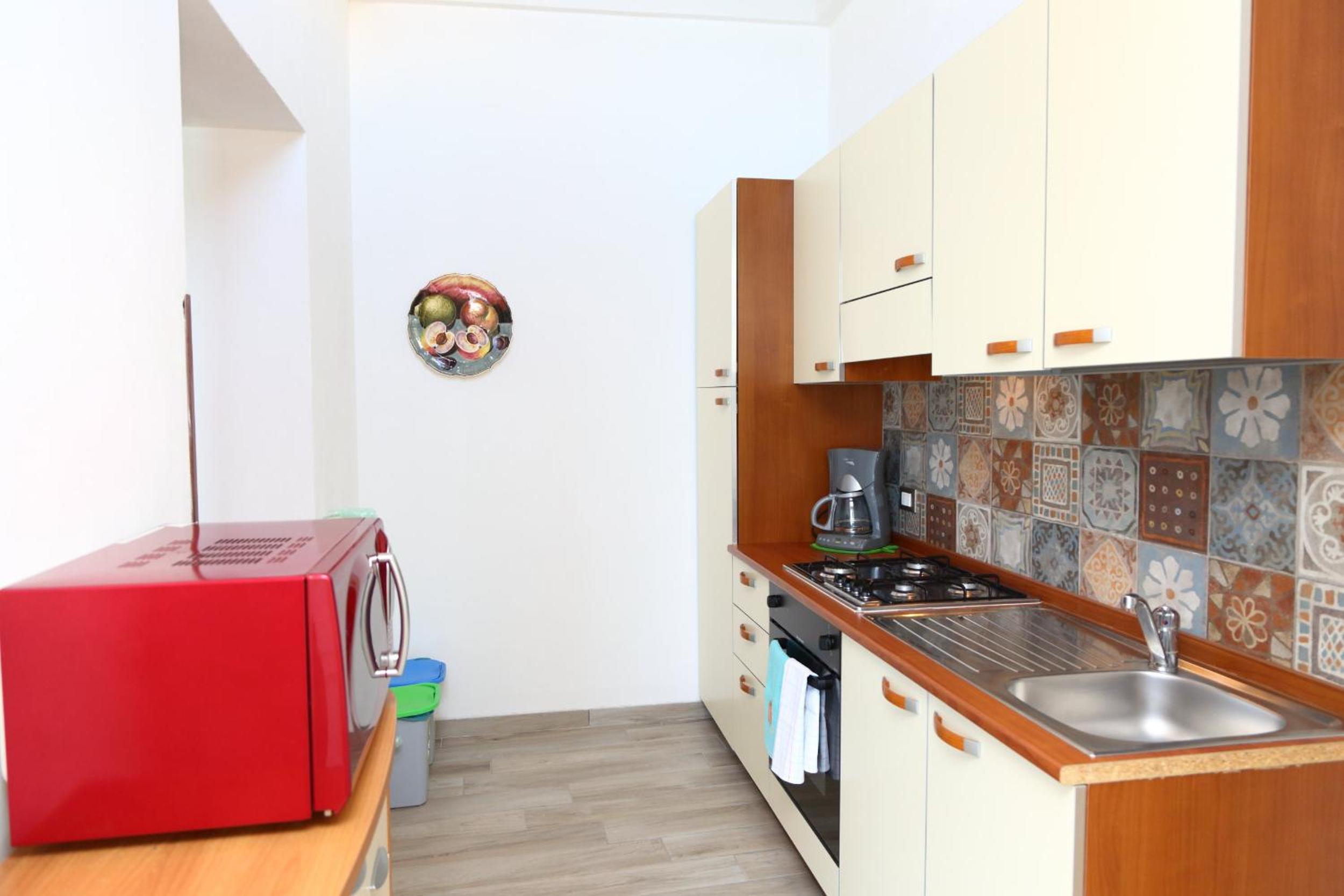 One-Bedroom Apartment with Balcony and Sea View - Photo 12