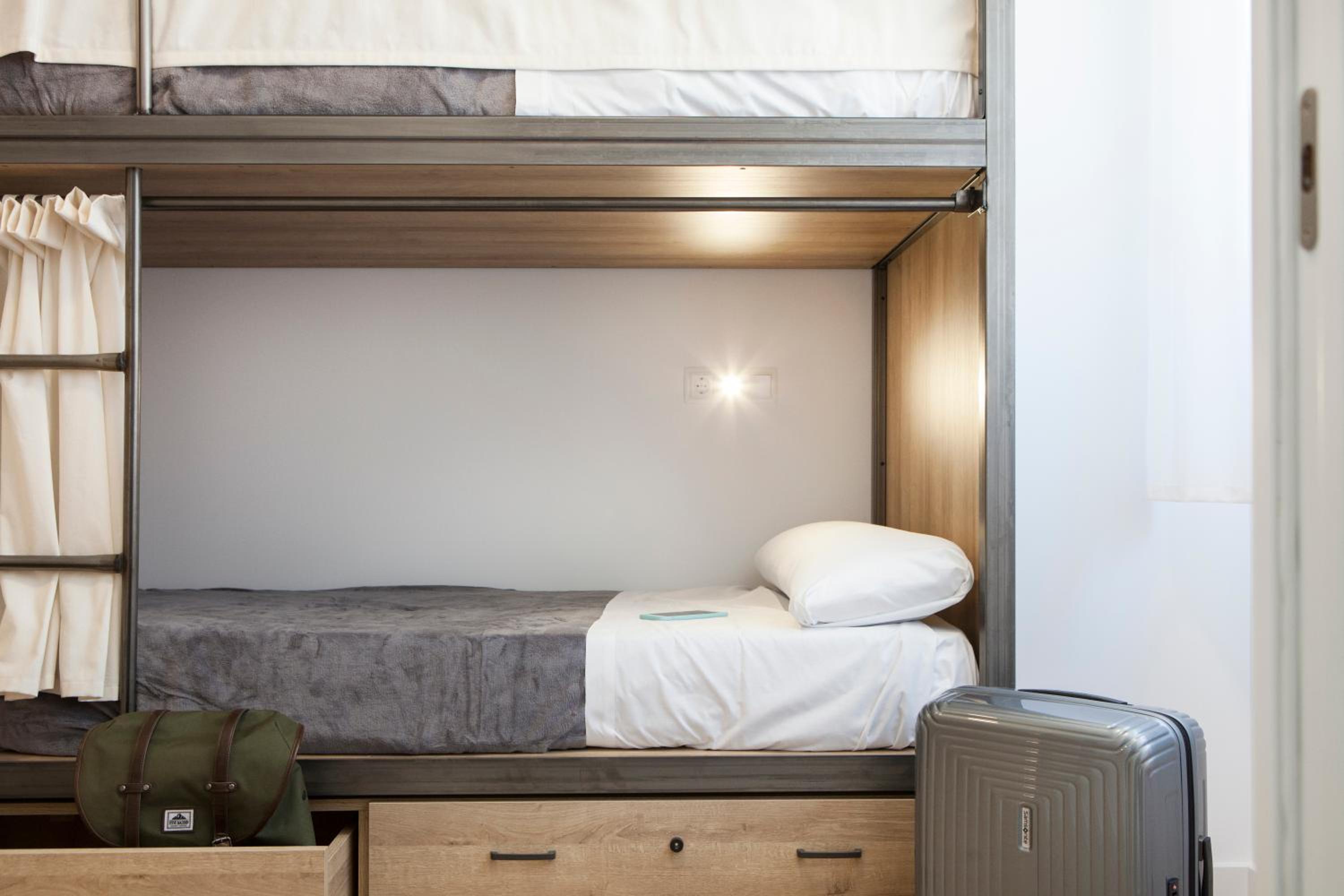Cama en Habitación Compartida Femenina de 6 Camas