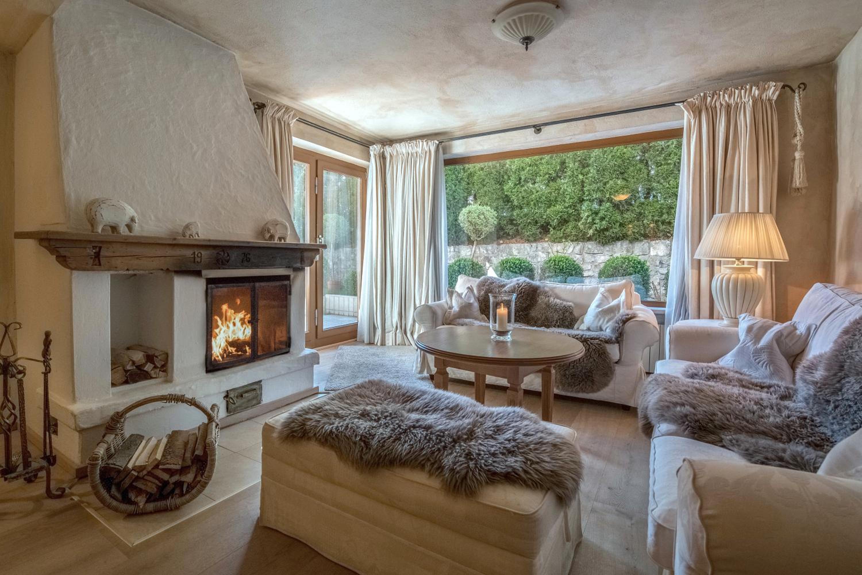 Suite - Photo 1