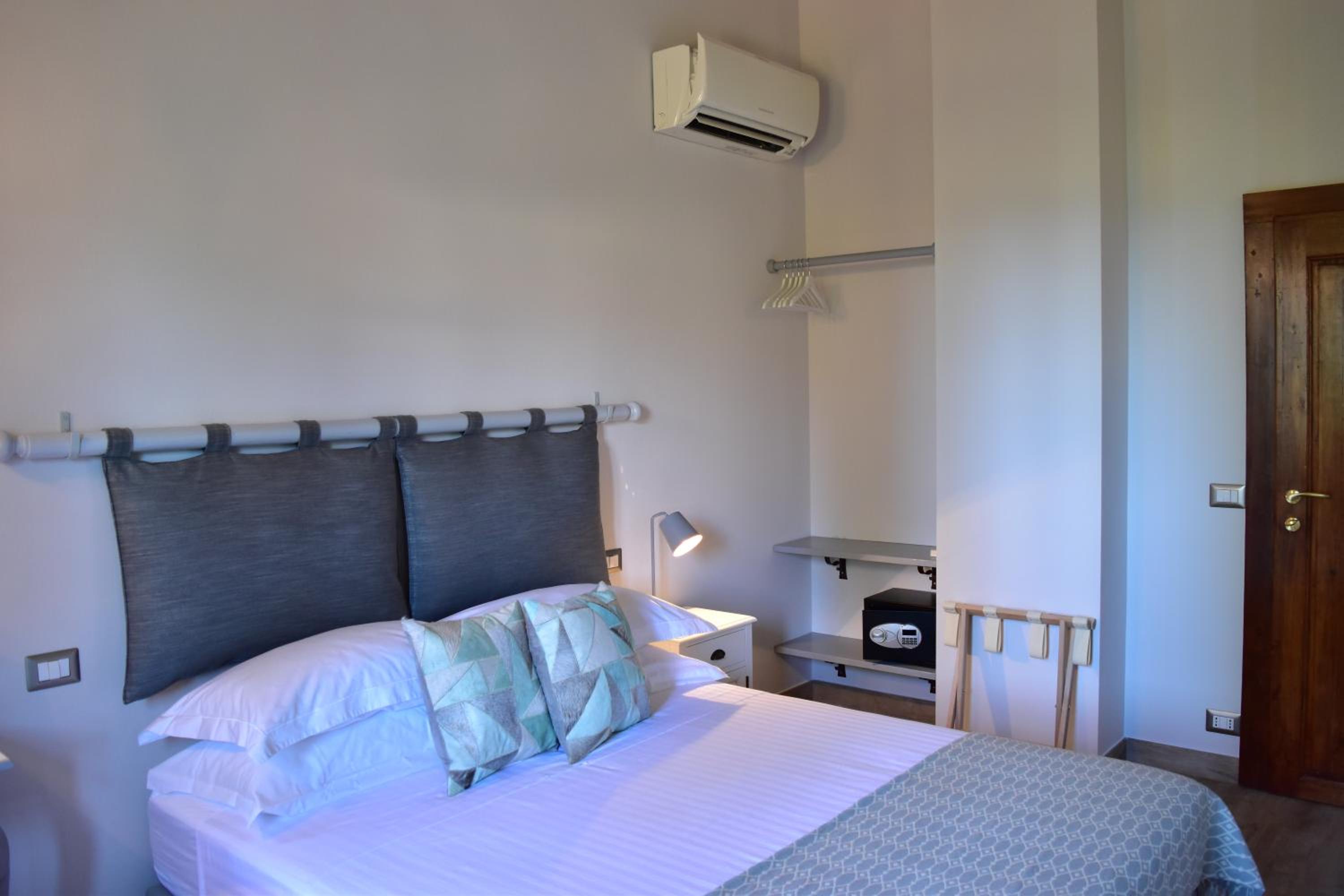 Deluxe King Room photo 2