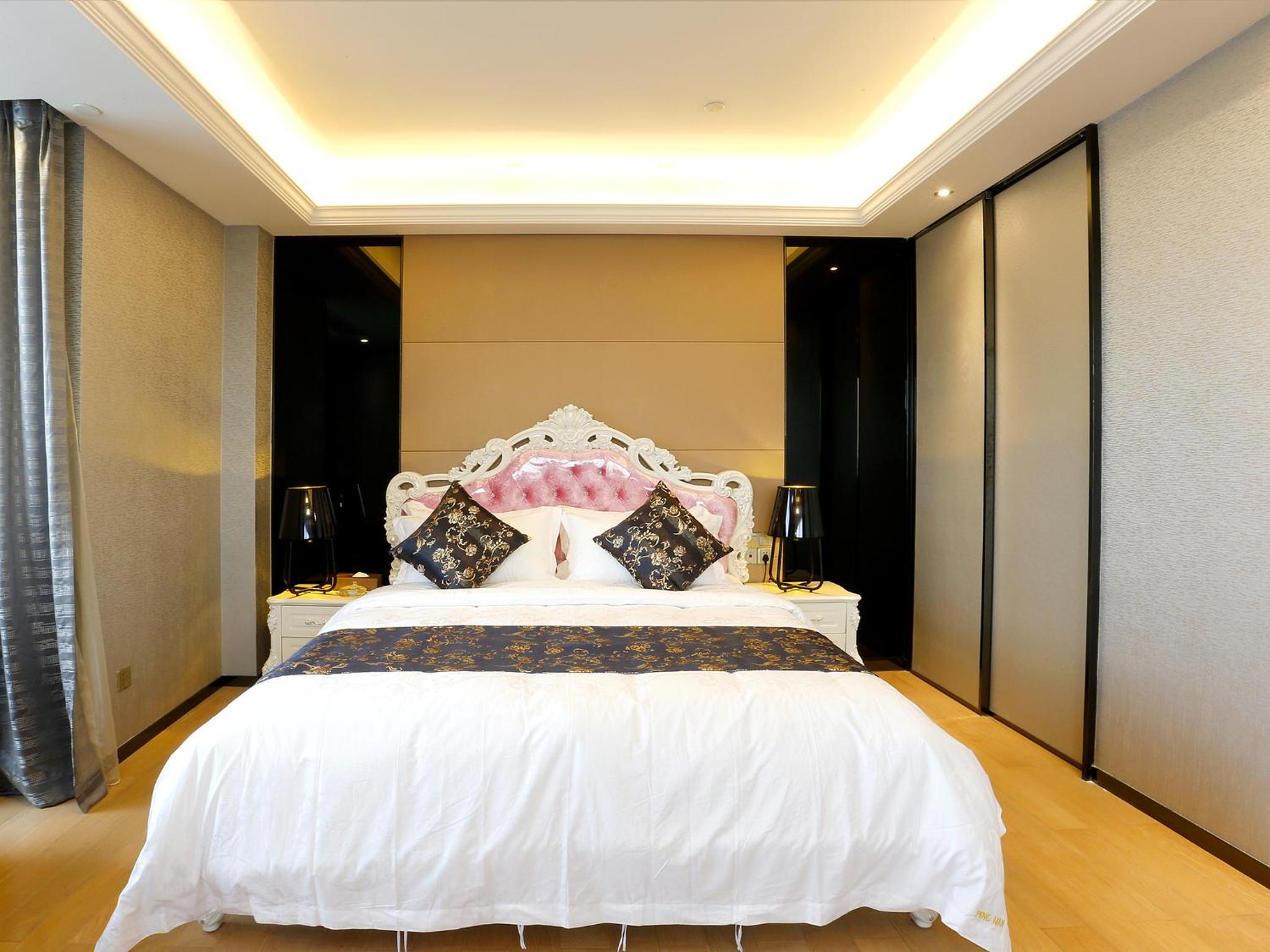 Deluxe Studio with Queen Bed photo 3