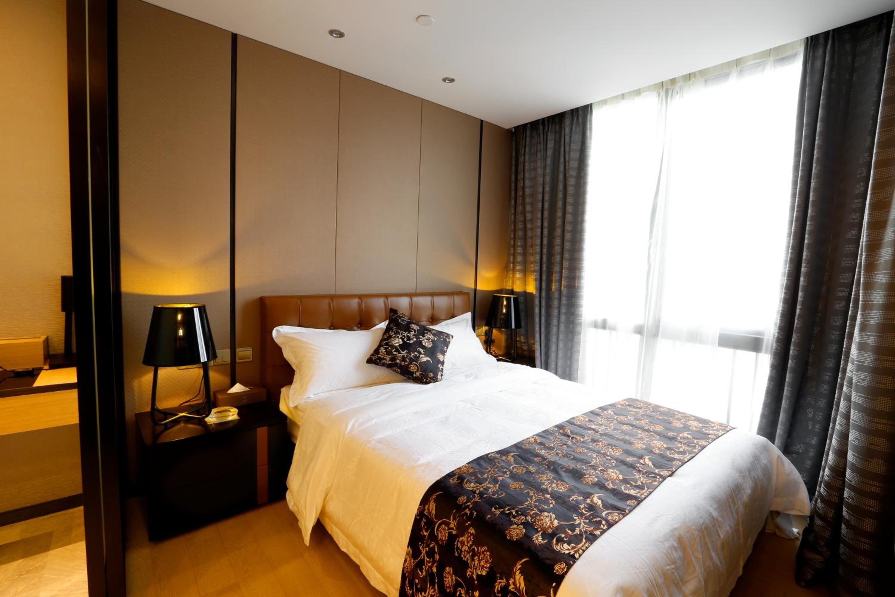 Deluxe Studio with Twin Bed photo 3