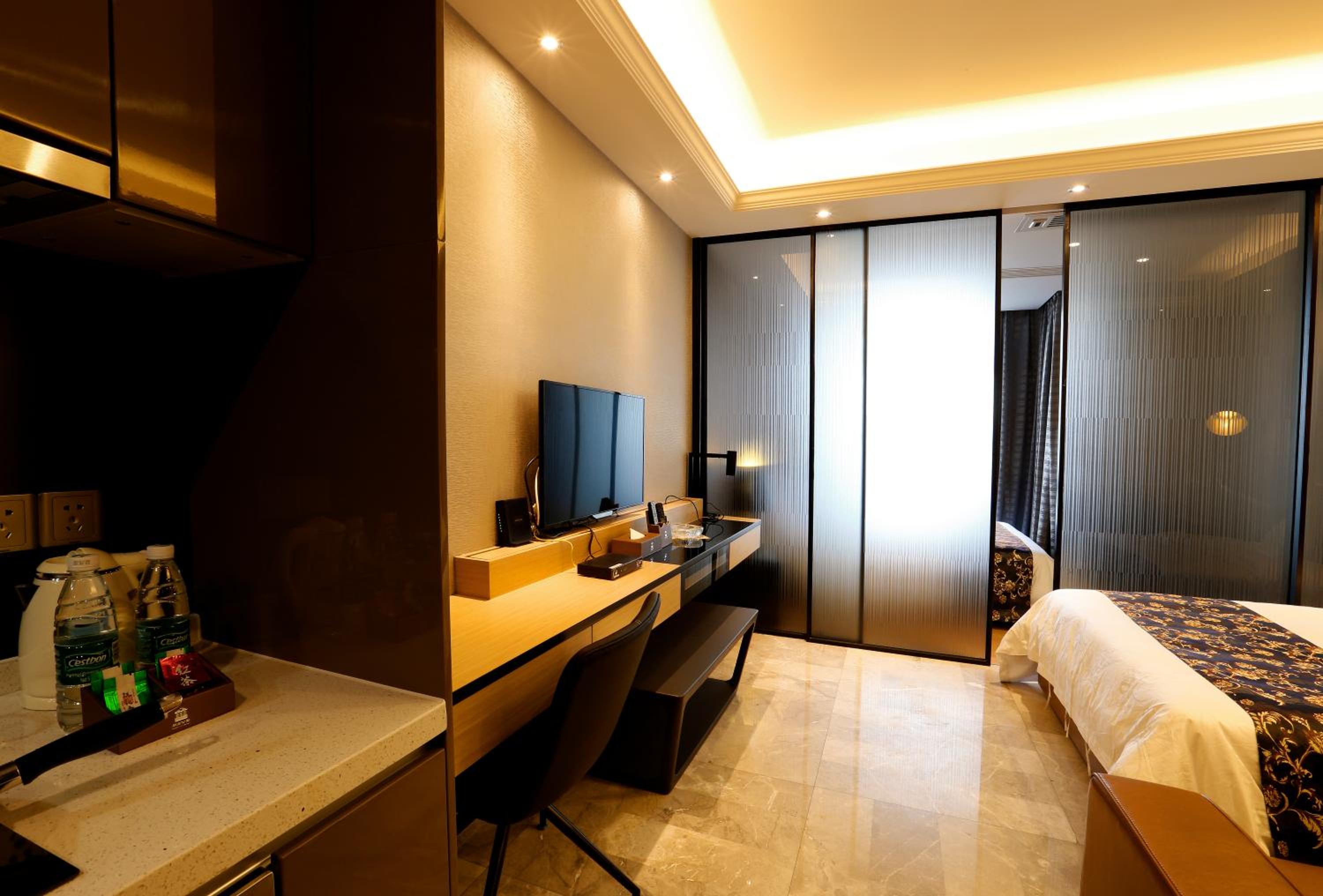 Deluxe Studio with Twin Bed photo 2