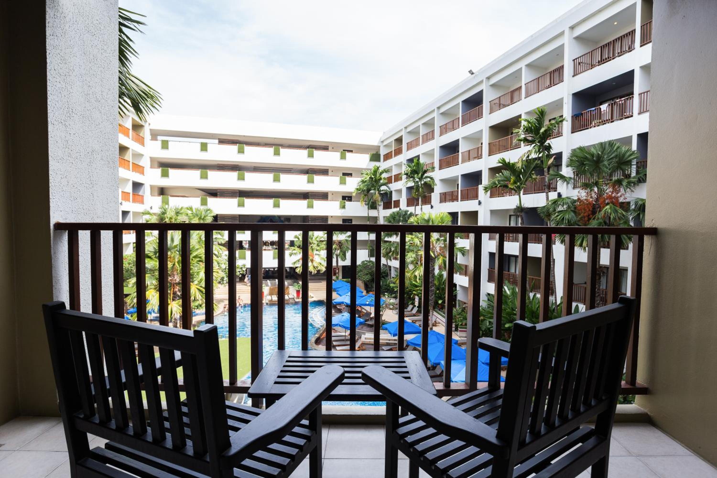 Deluxe Pool View - Photo 8