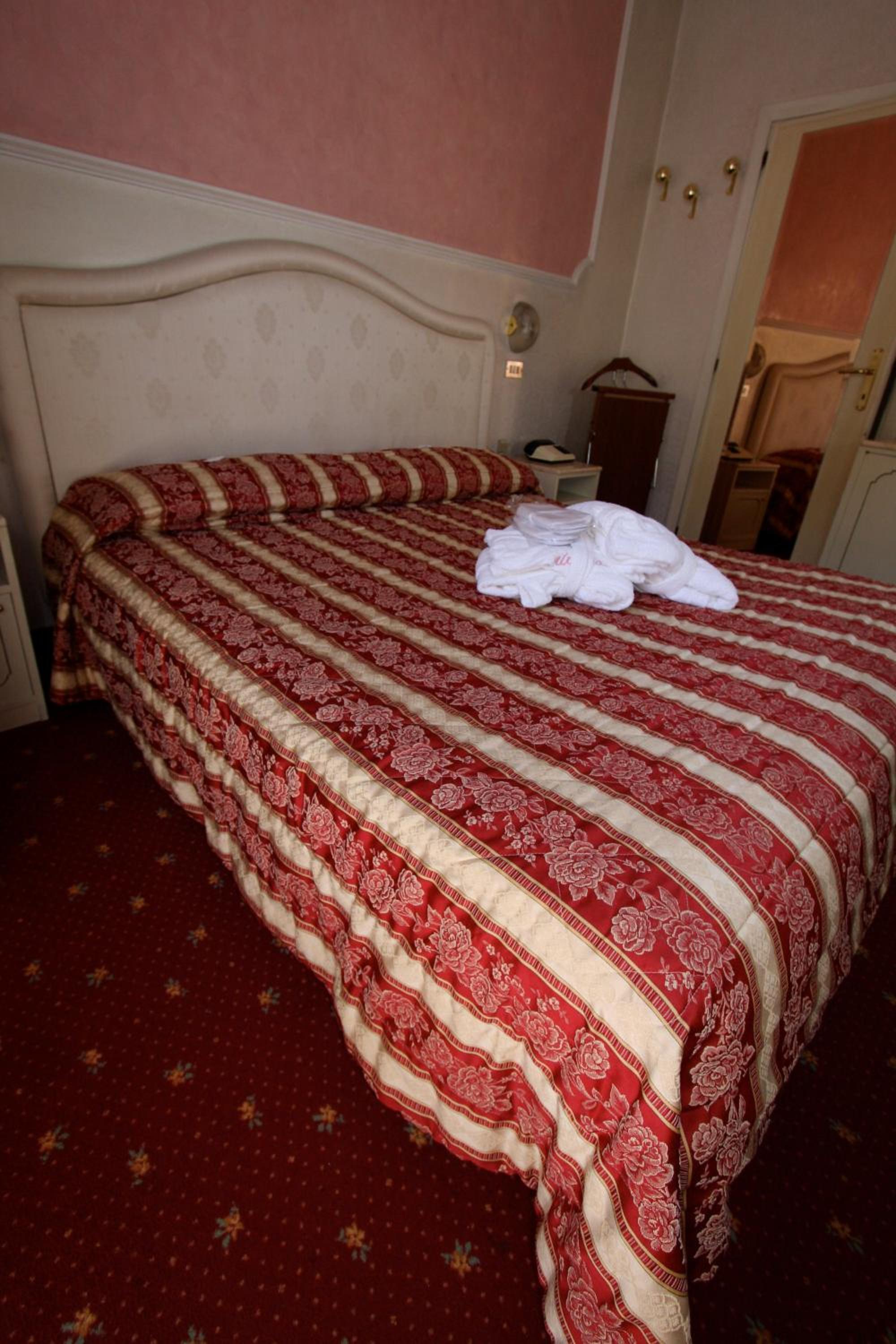 Double Room - Photo 13