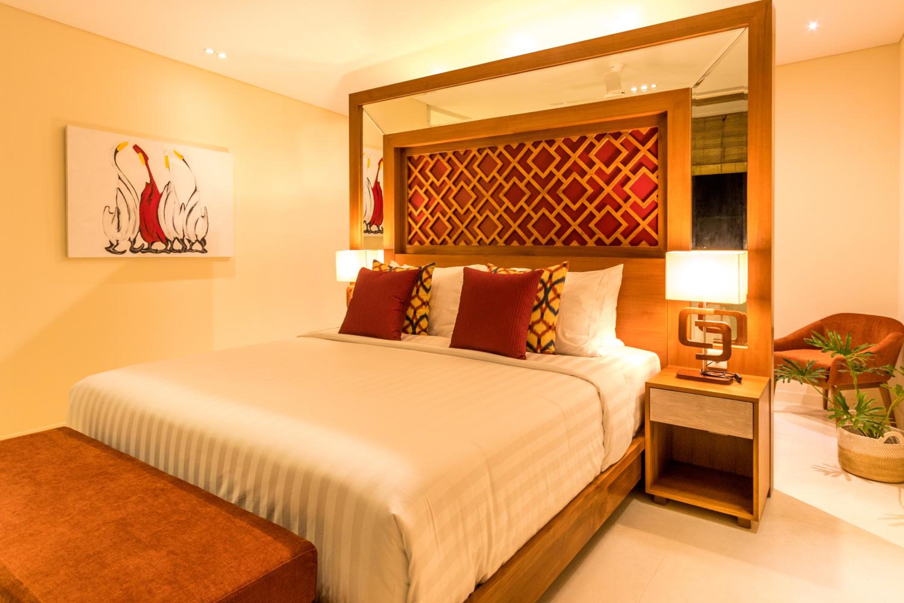 Five-Bedroom Villa with Private Pool and Airport Pick-Up and Floating Breakfast