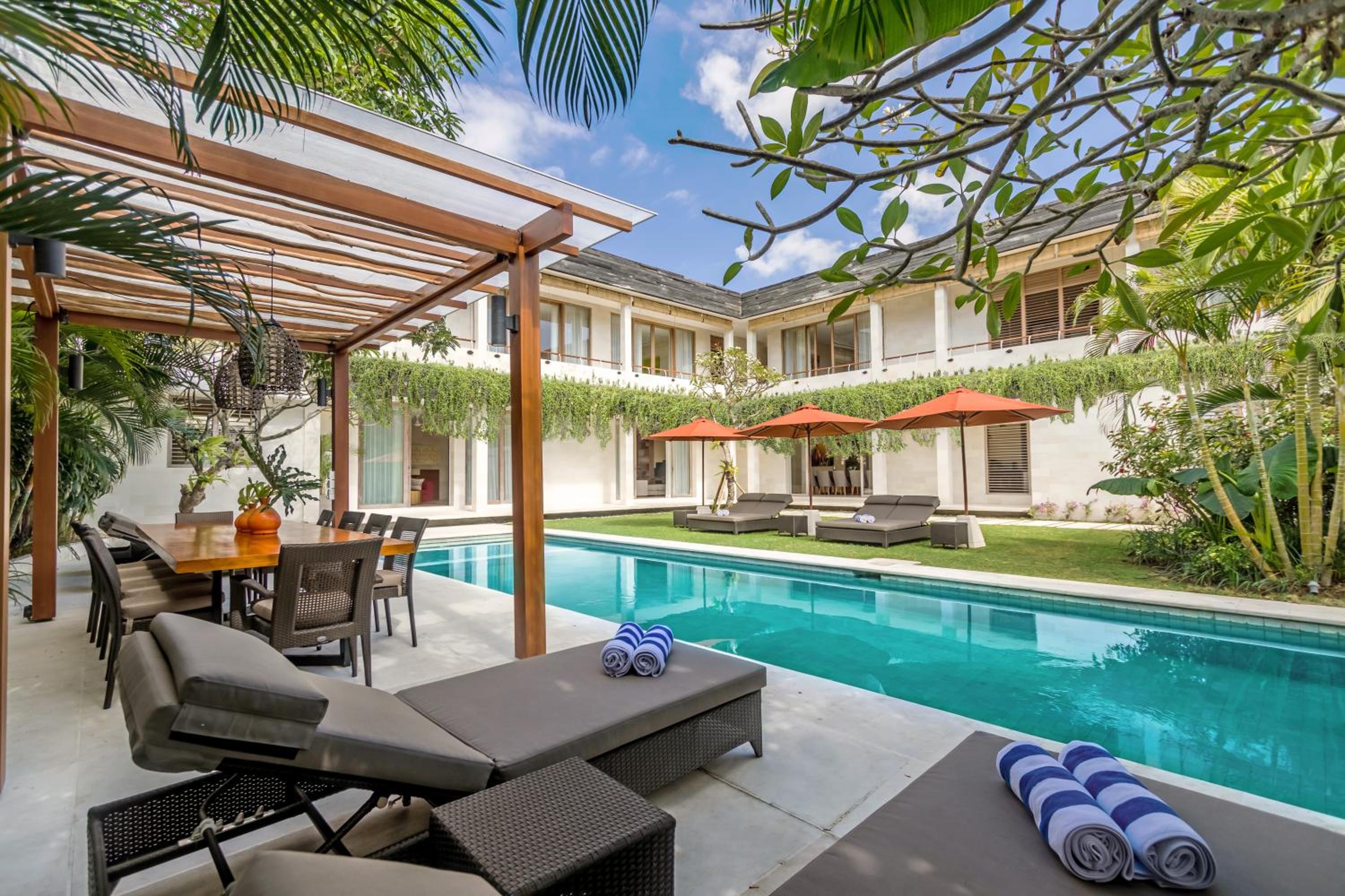 Five-Bedroom Villa with Private Pool and Airport Pick-Up and Floating Breakfast photo 2