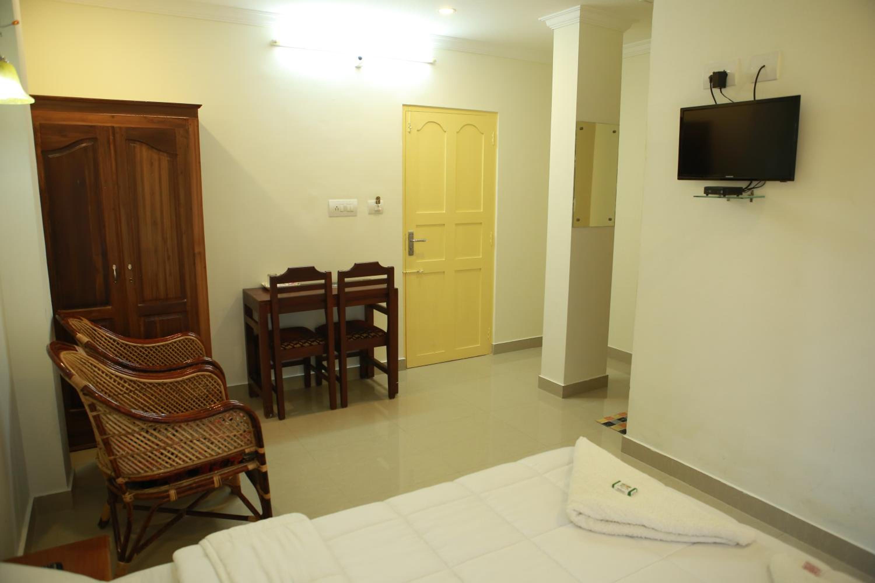 Standard Double Room - Photo 9