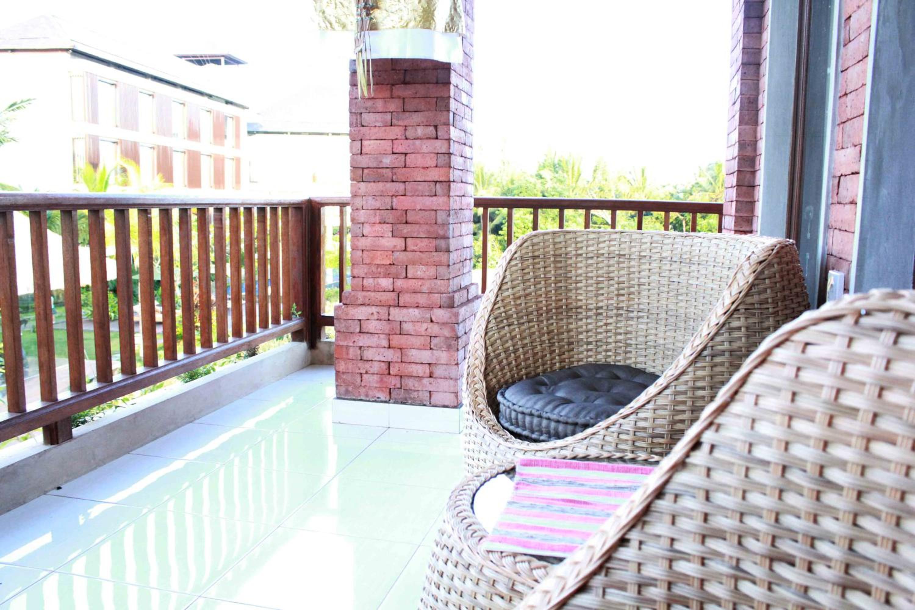 Deluxe Double Room with Balcony - Photo 4