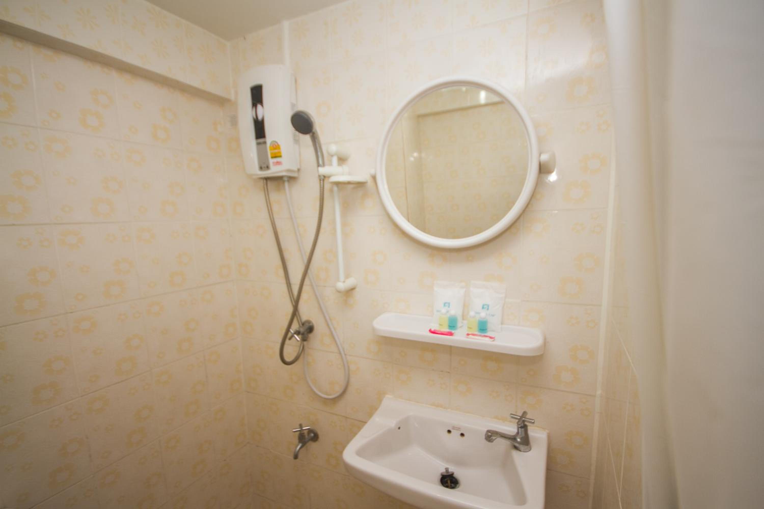 Double Room with Private Bathroom - Photo 13