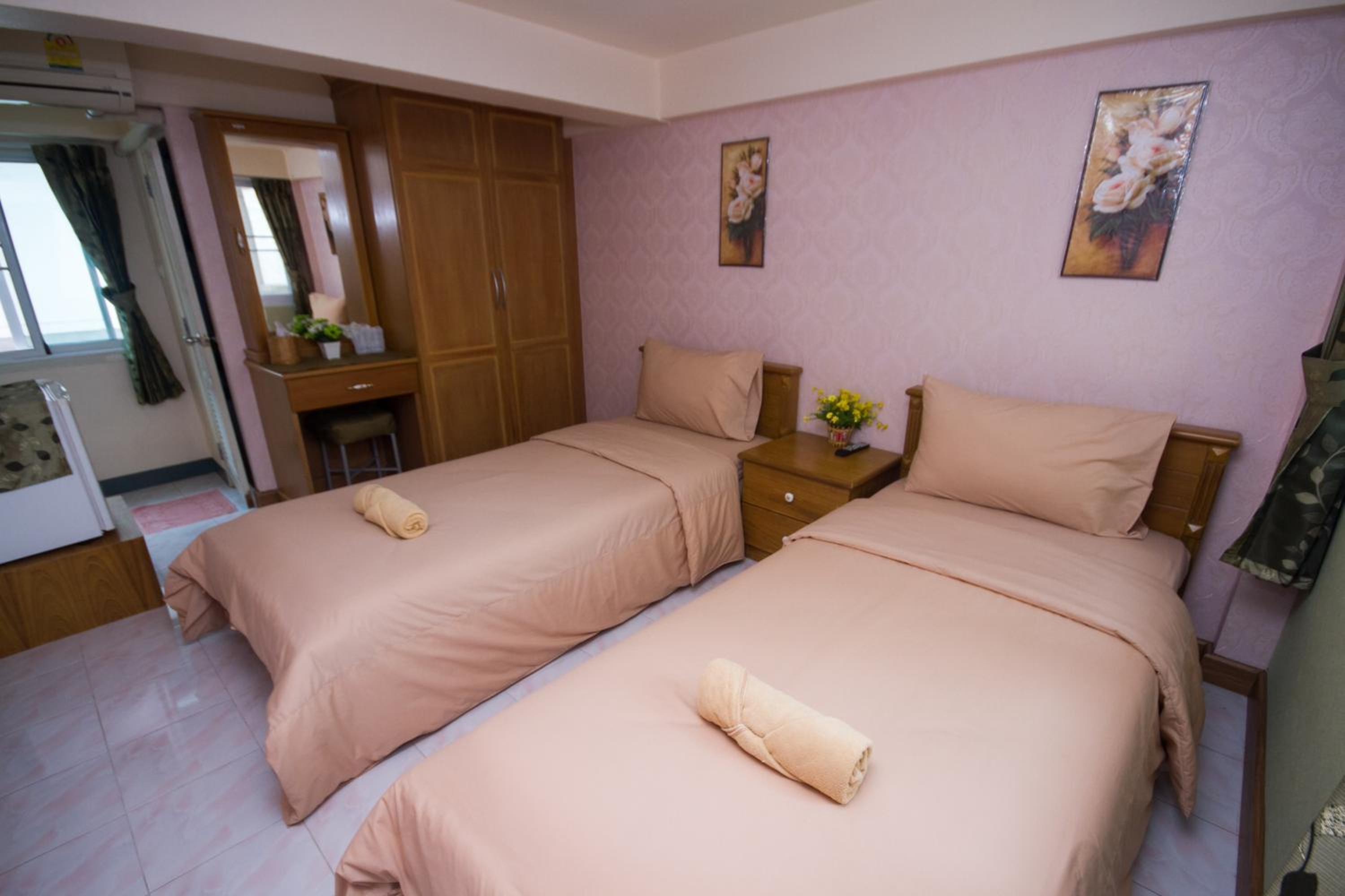 Twin Room with Private Bathroom - Photo 11
