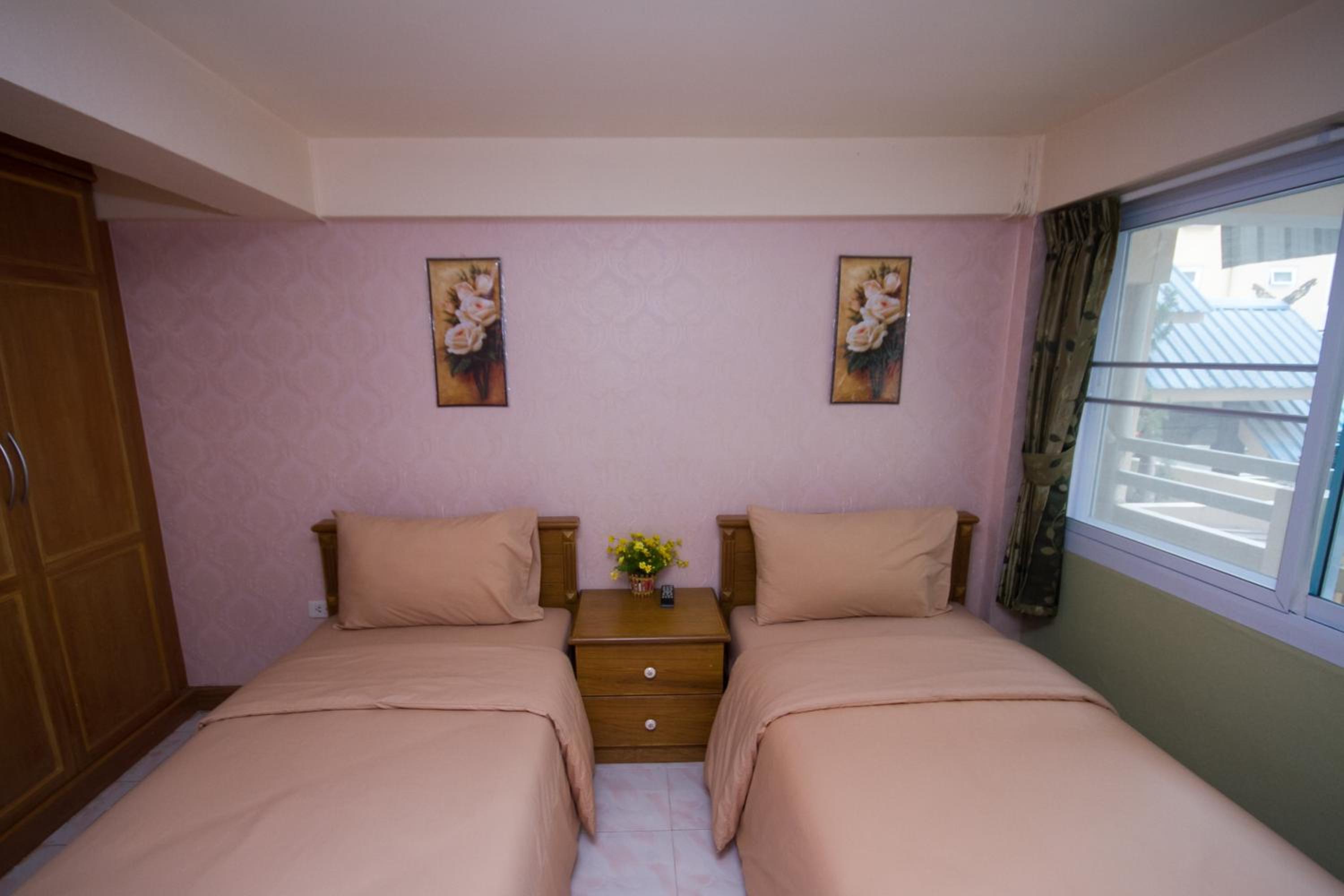 Twin Room with Private Bathroom - Photo 10