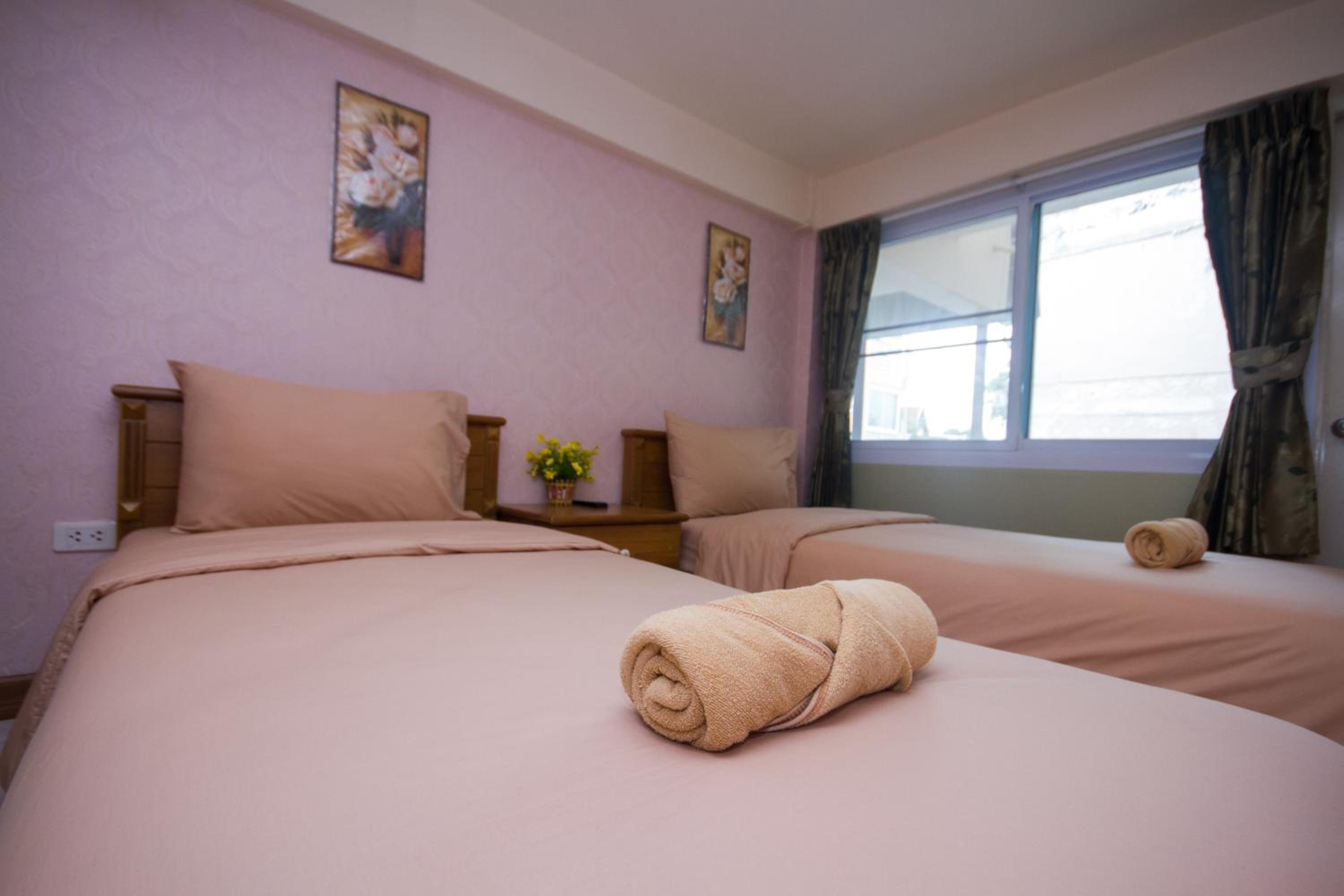 Twin Room with Private Bathroom - Photo 9