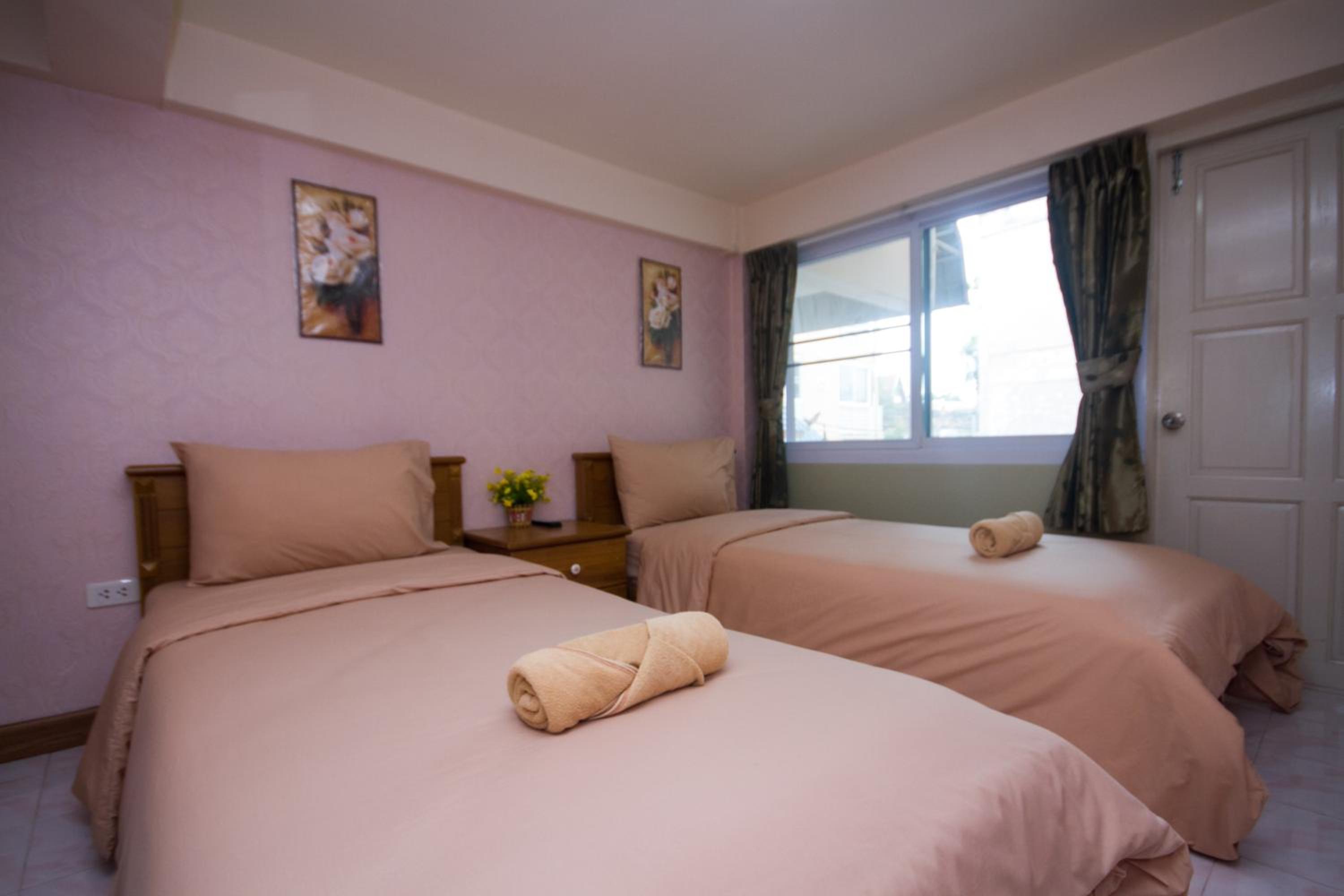 Twin Room with Private Bathroom - Photo 8