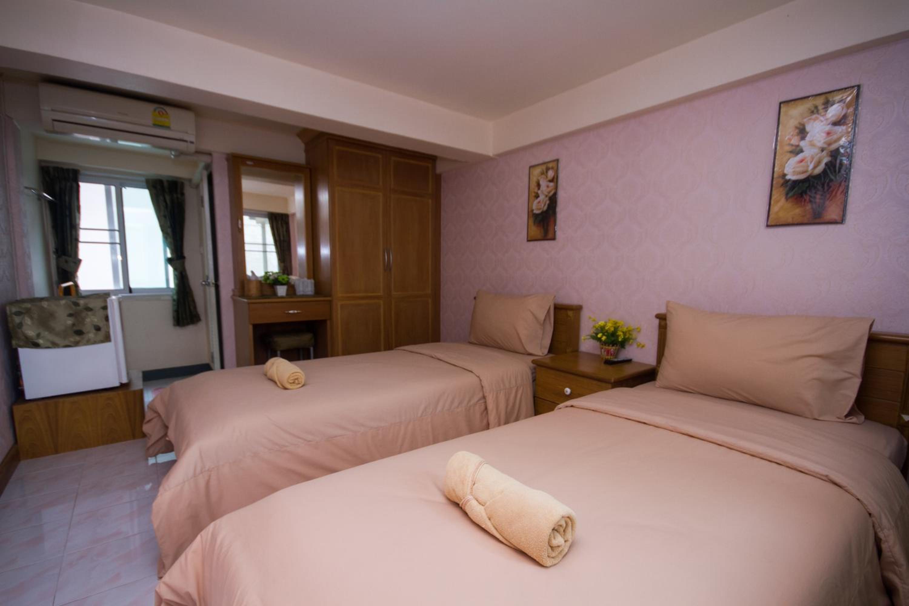 Twin Room with Private Bathroom - Photo 7
