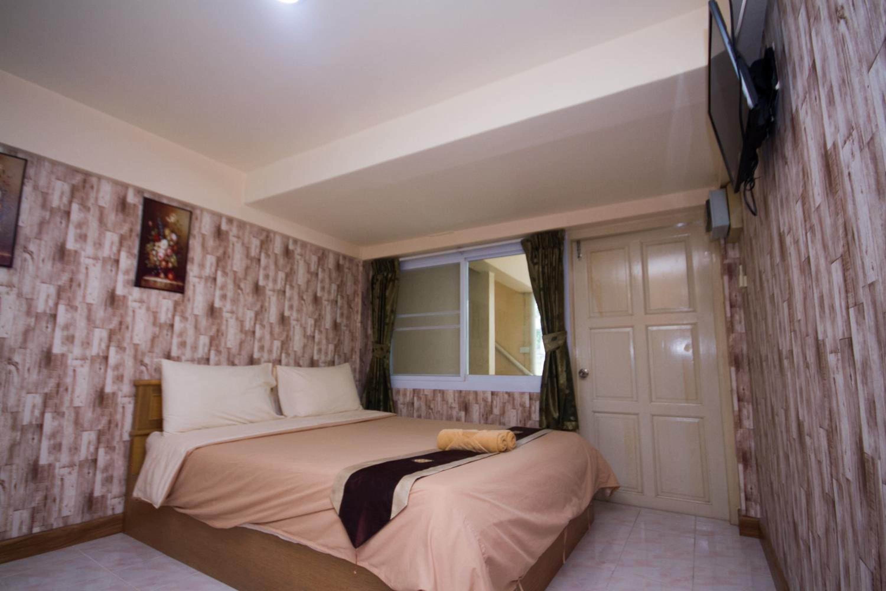 Double Room with Private Bathroom - Photo 10