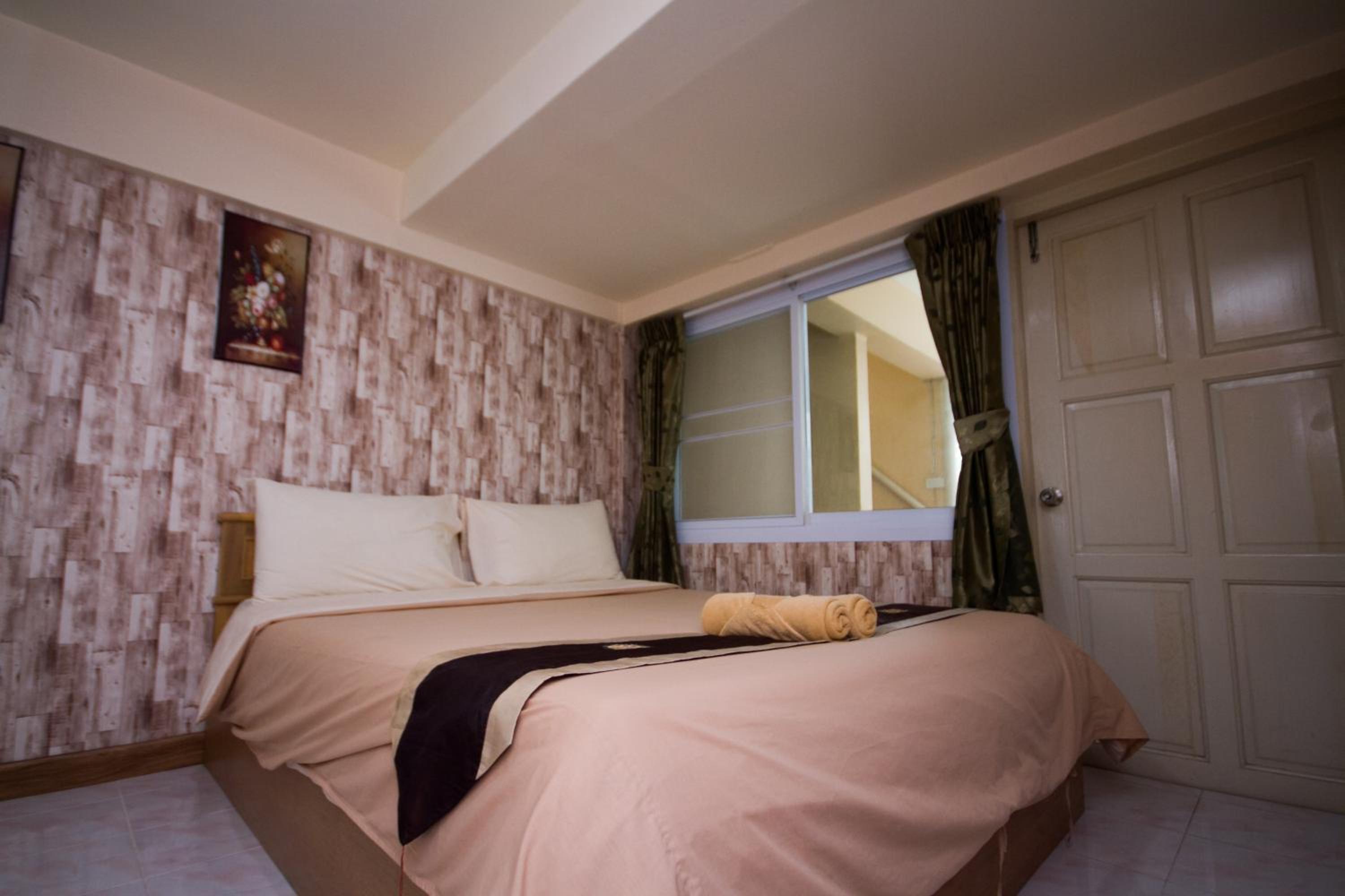 Double Room with Private Bathroom - Photo 28
