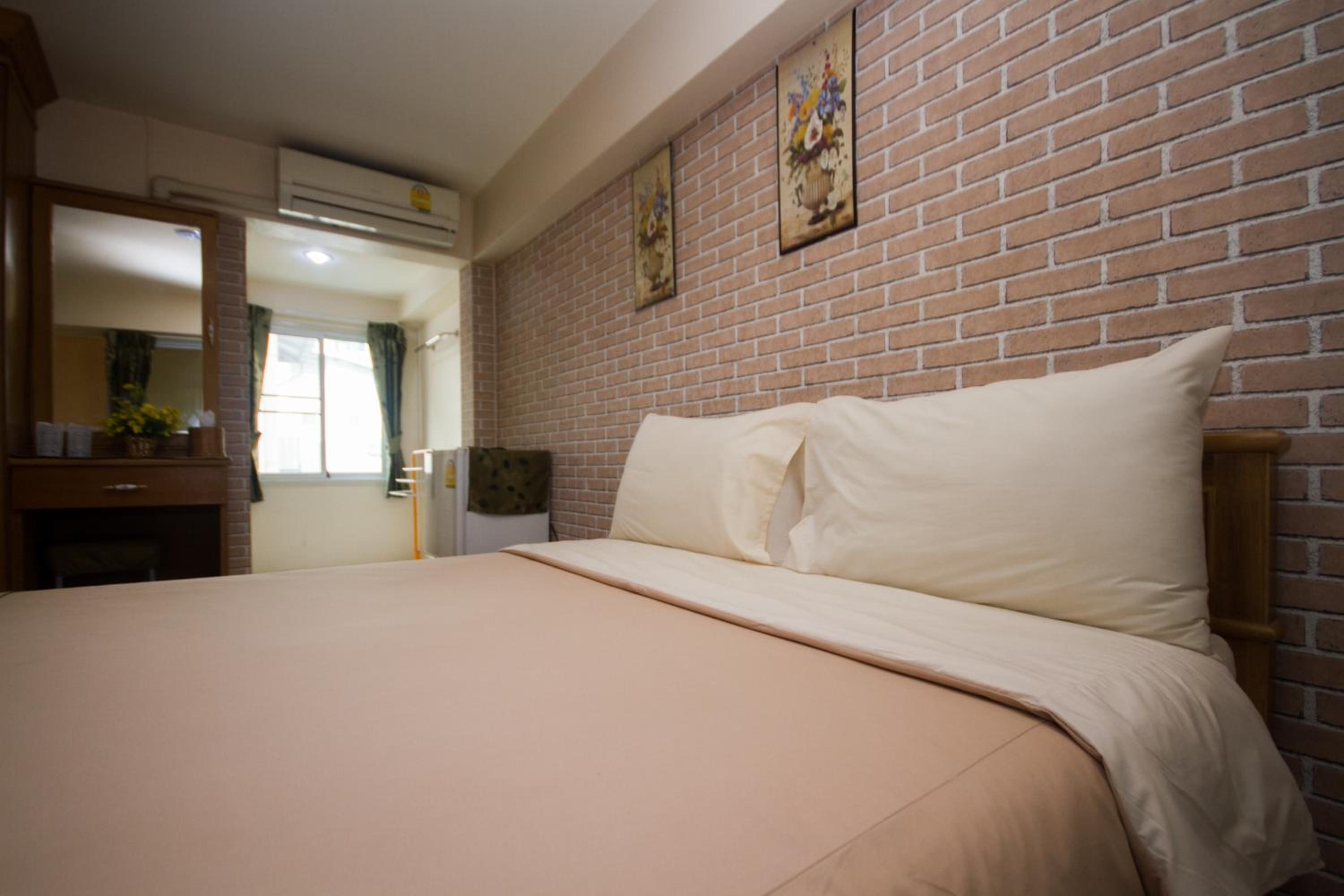 Double Room with Private Bathroom - Photo 23