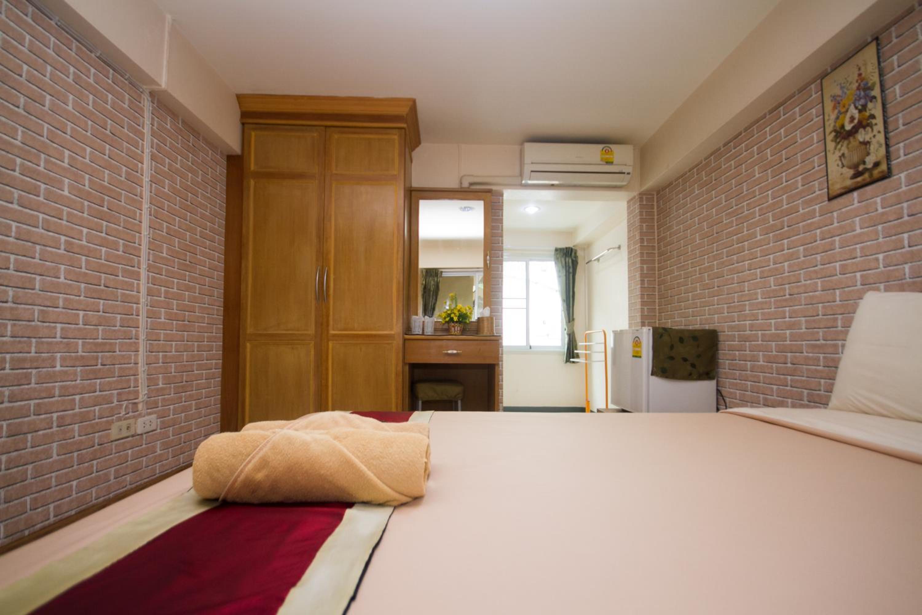 Double Room with Private Bathroom - Photo 22