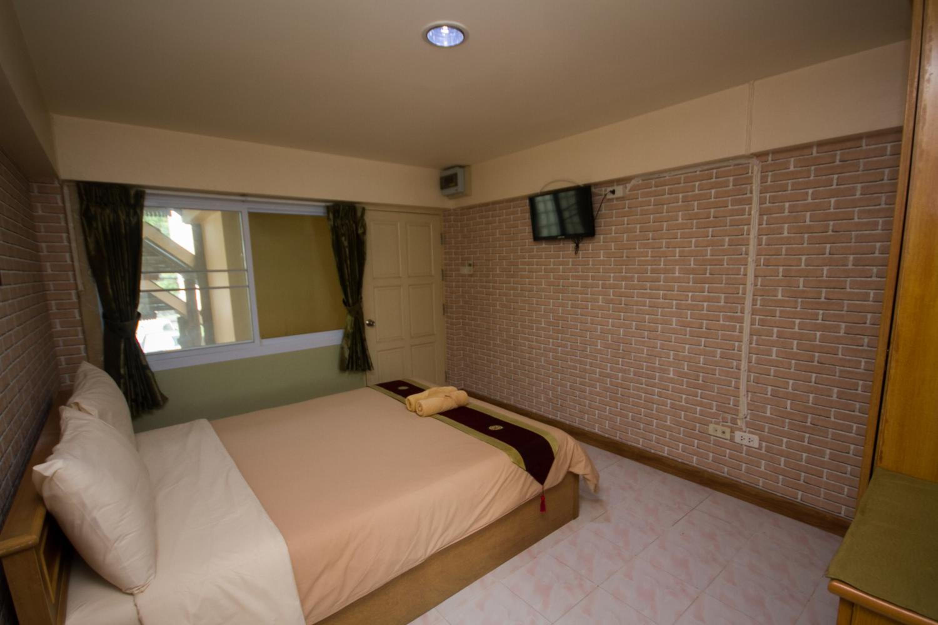 Double Room with Private Bathroom - Photo 19