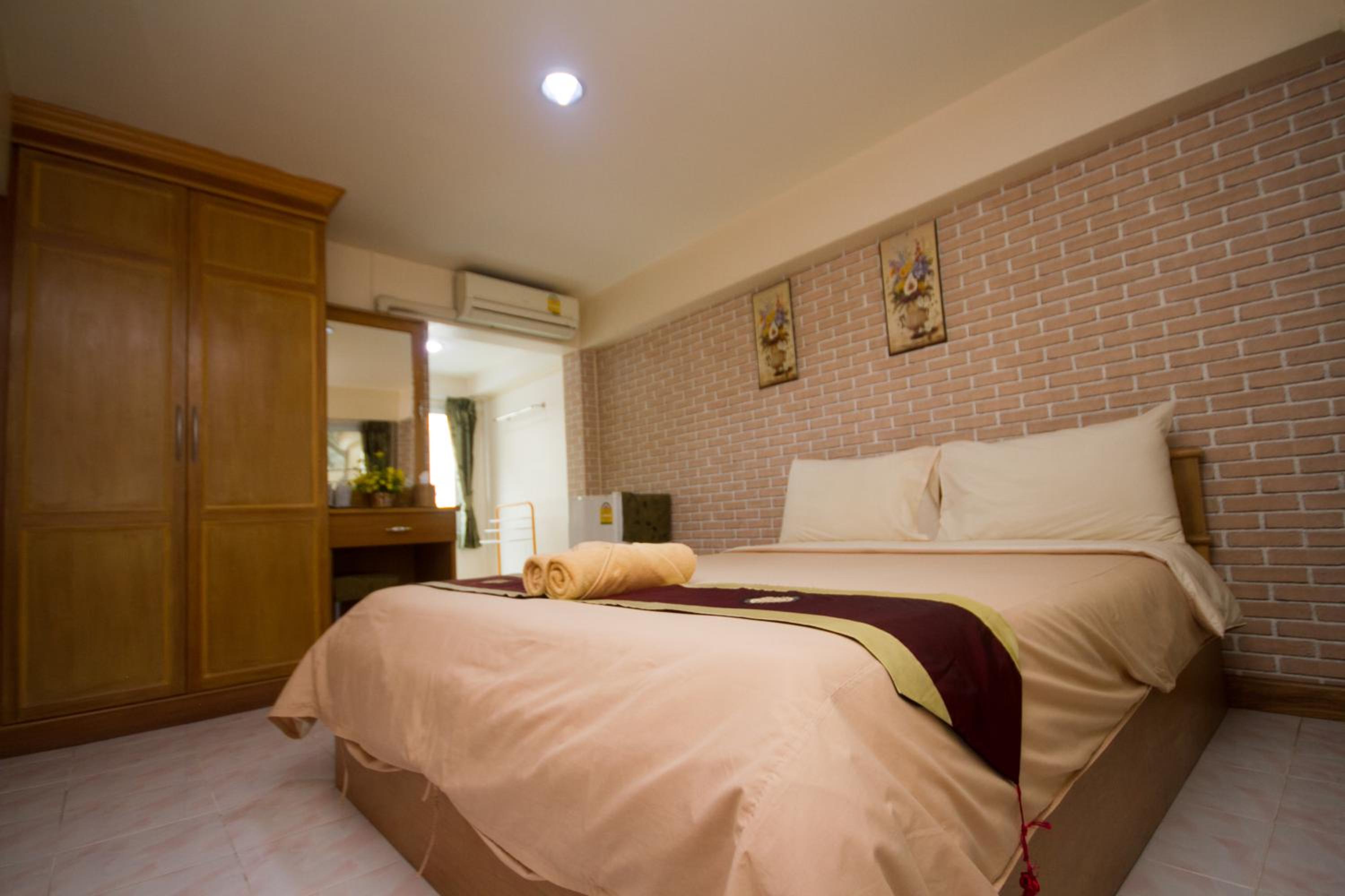 Double Room with Private Bathroom - Photo 9