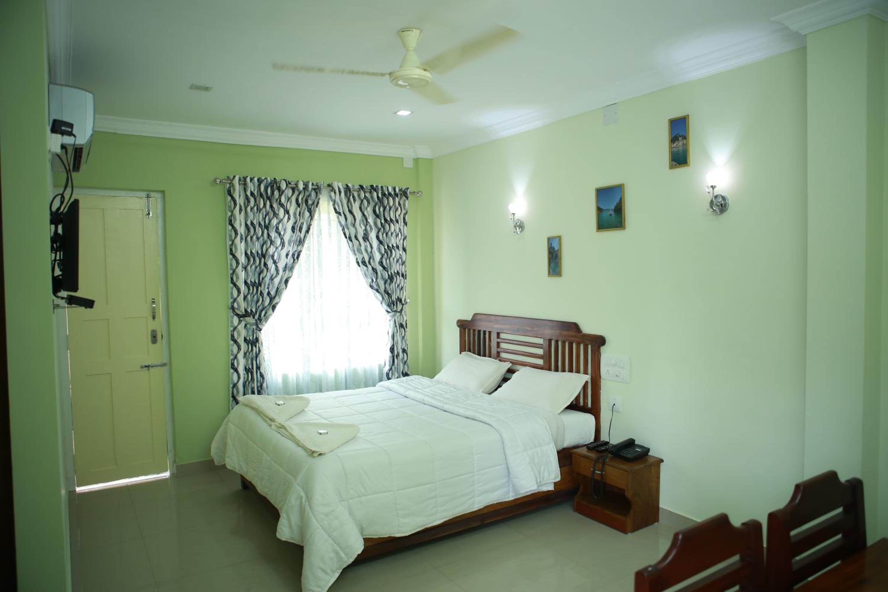 Standard Double Room - Photo 8