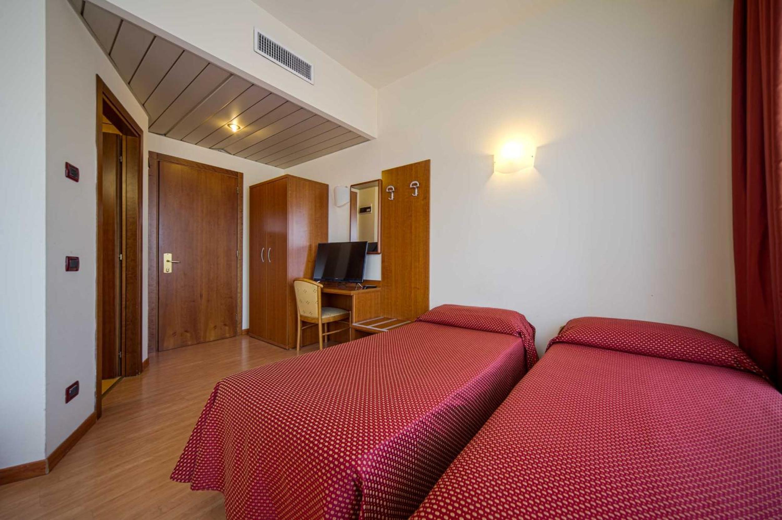 Quadruple Room - Photo 7