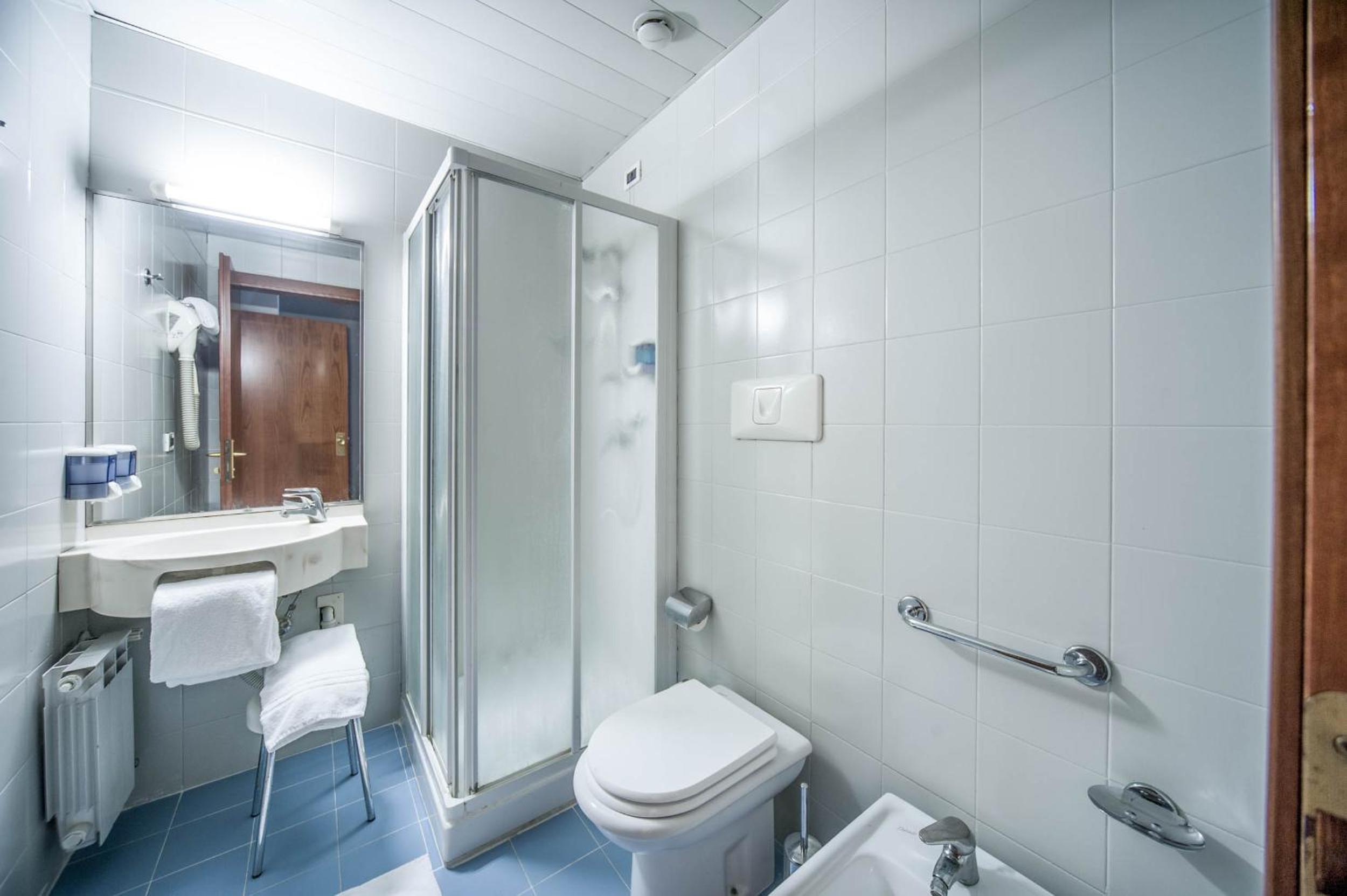 Double or Twin Room - Photo 4