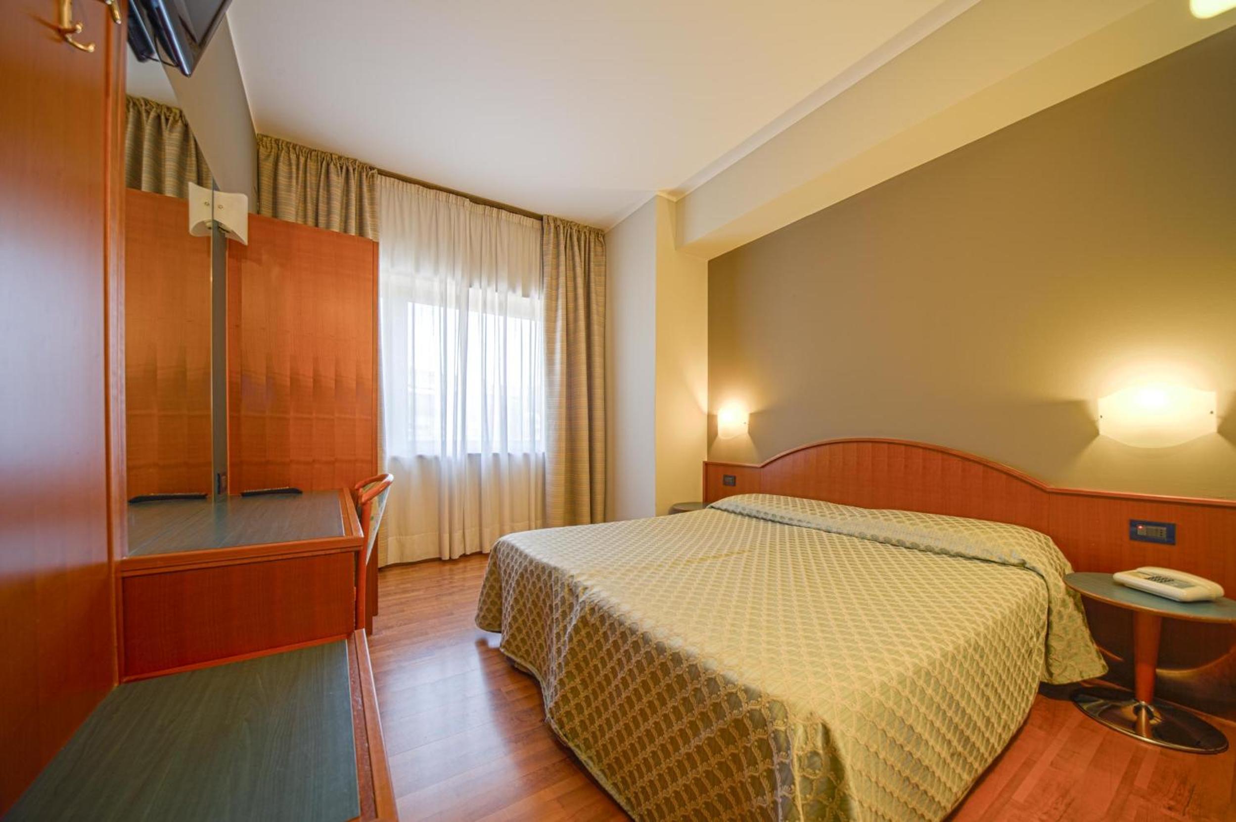 Double or Twin Room - Photo 5
