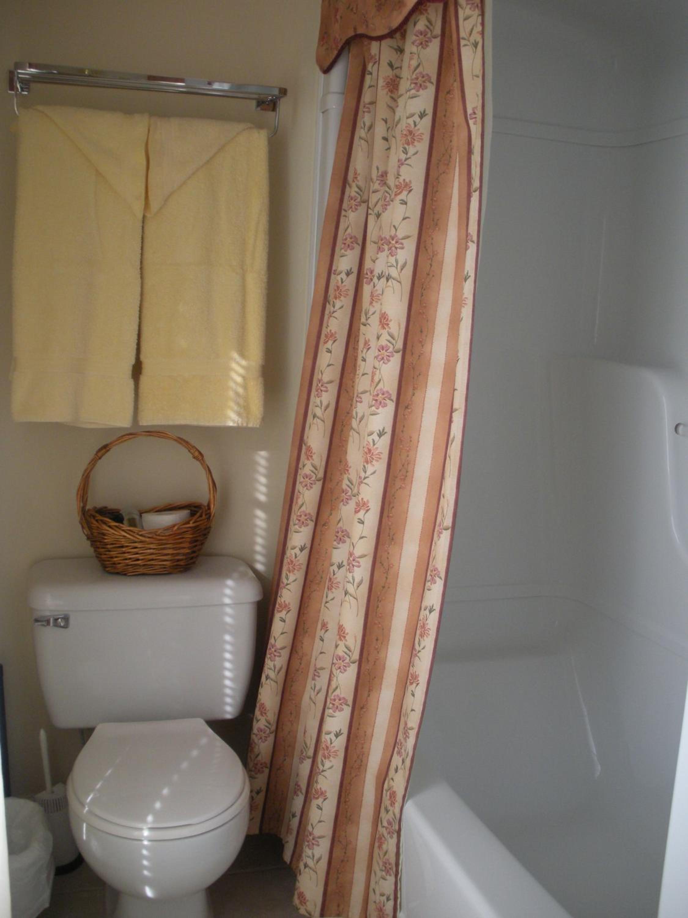 Queen Room photo 2