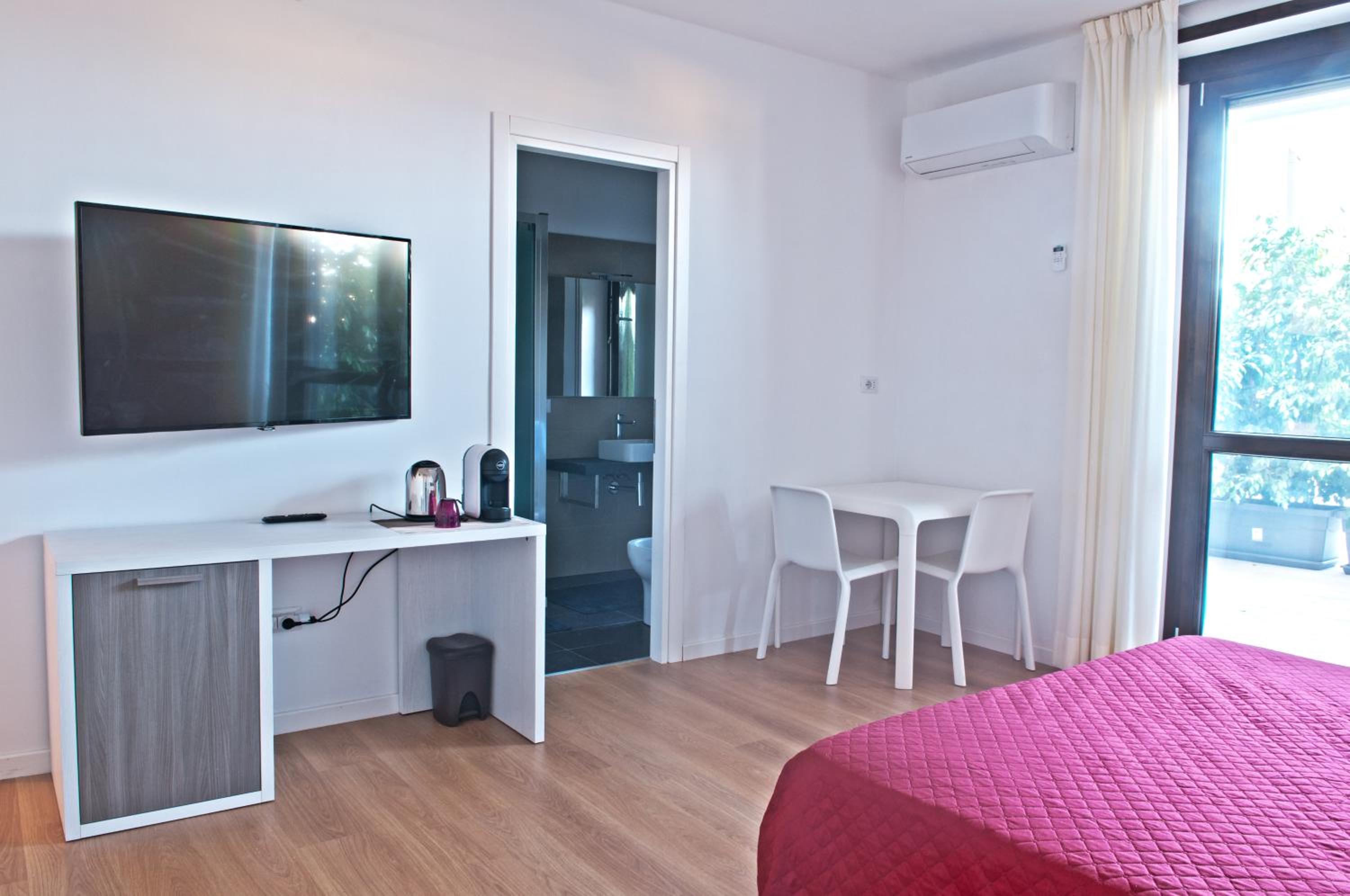 Deluxe Double Room with Balcony photo 1