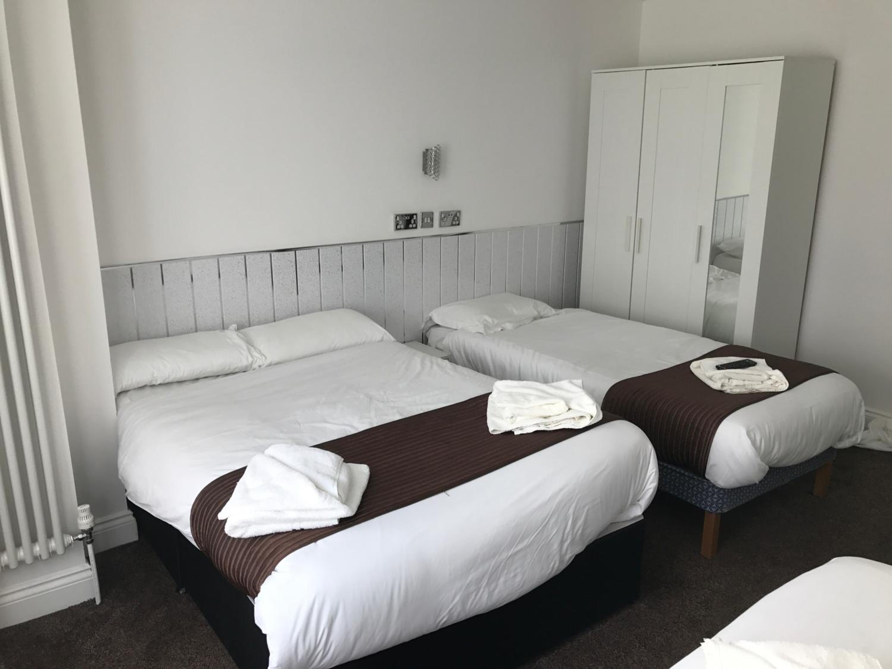 Quadruple Room - Photo 1