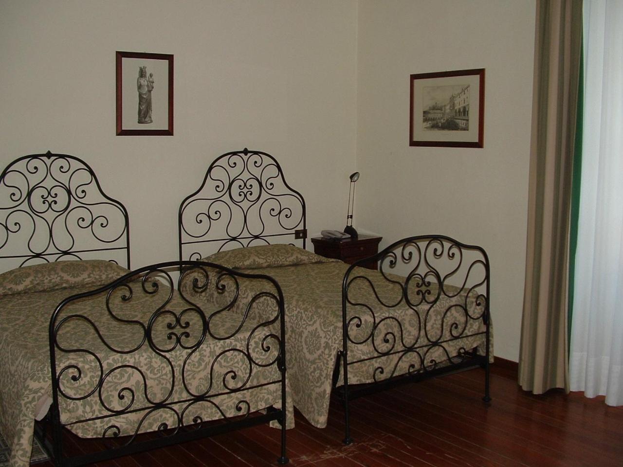 Deluxe Twin Room - Photo 9