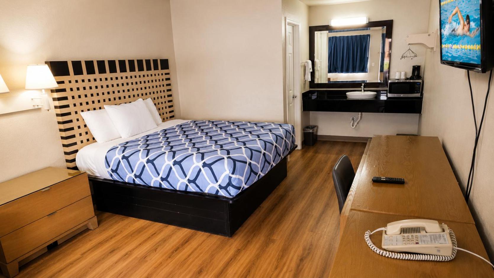 Standard King Room - Non-Smoking