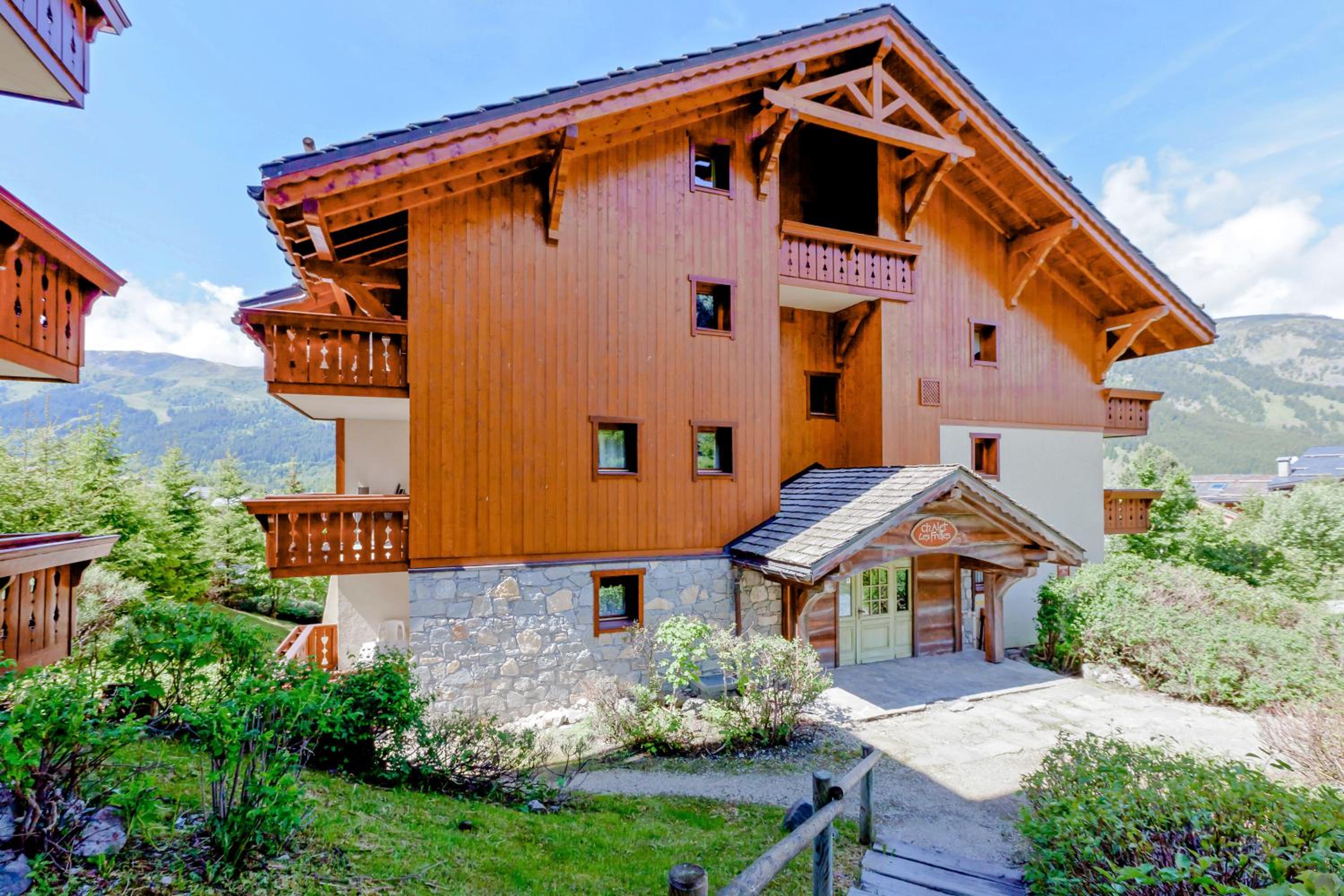 Select One-Bedroom Apartment (5 People)