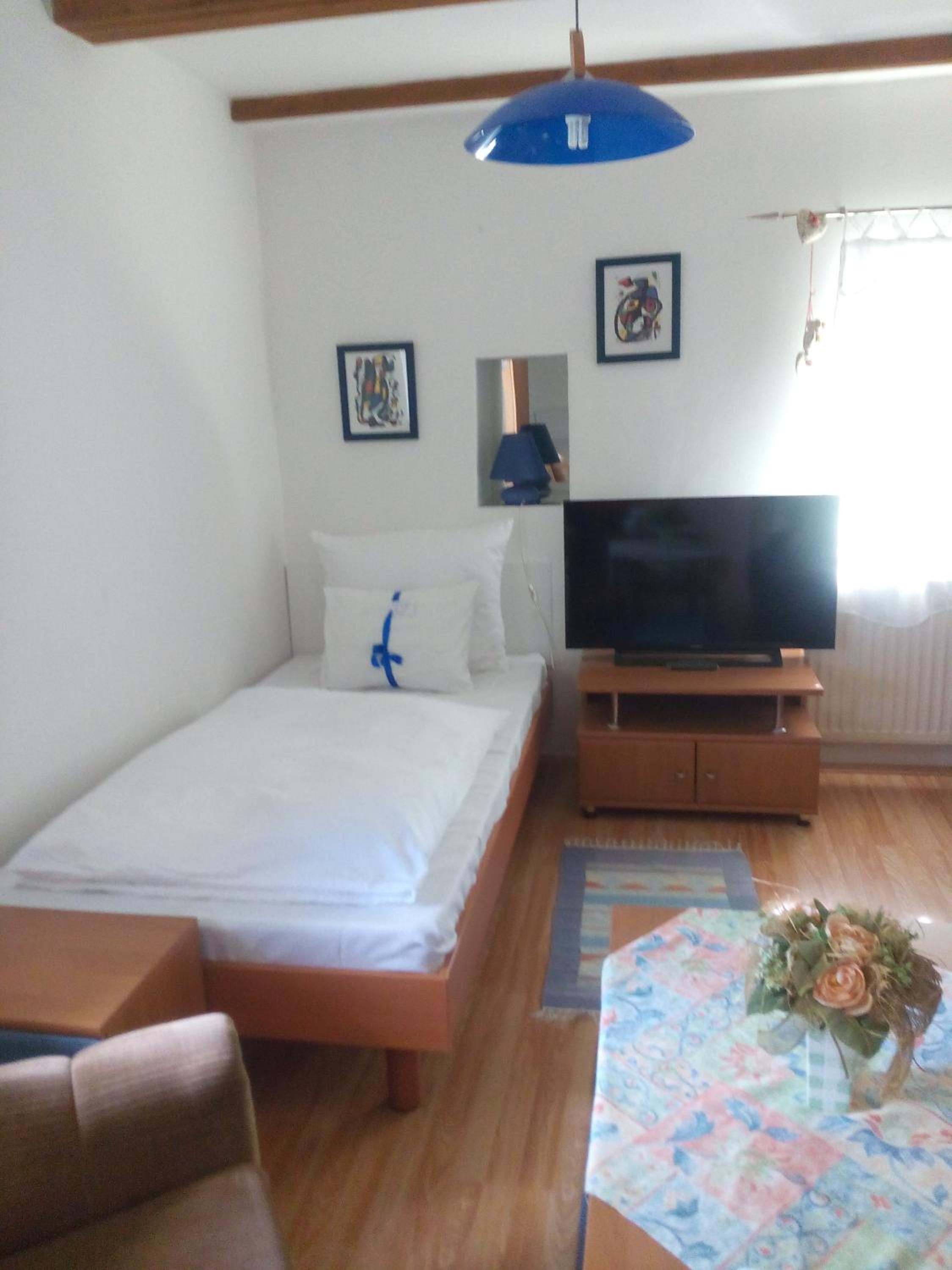Standard Twin Room with Shared Bathroom photo 1