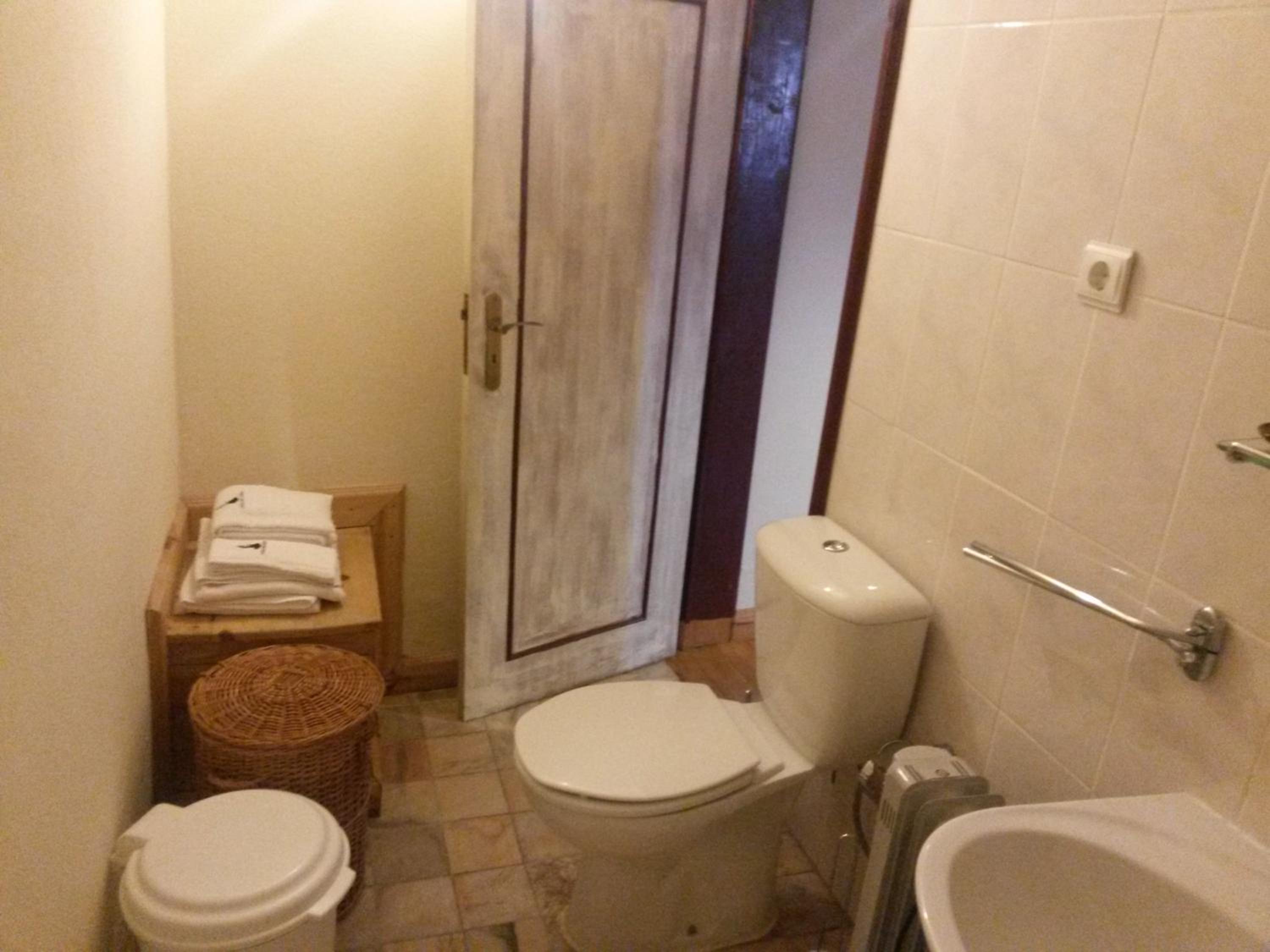 Deluxe Room (2 Adults + 1 Child) - Photo 8