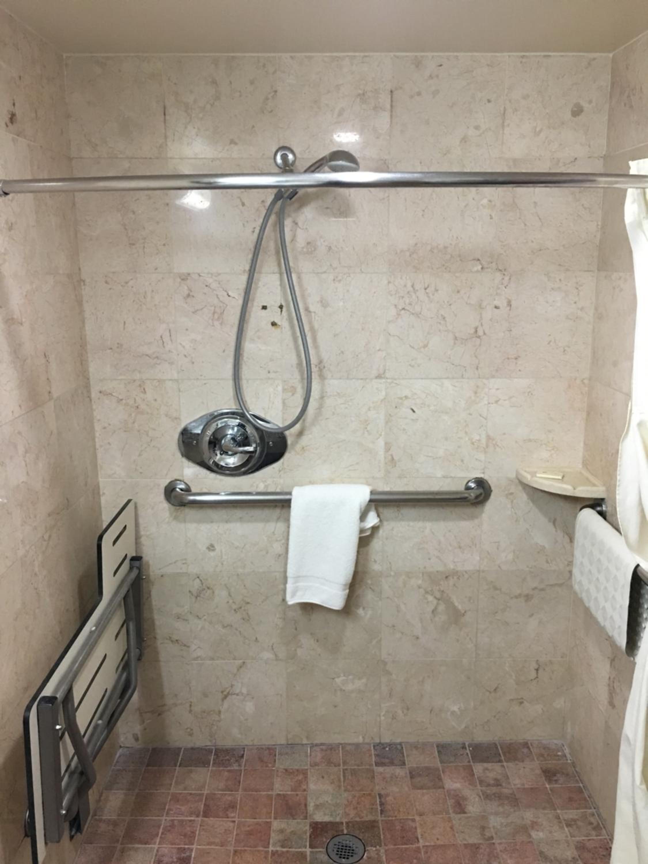 Queen Room - Disability Access - Photo 6