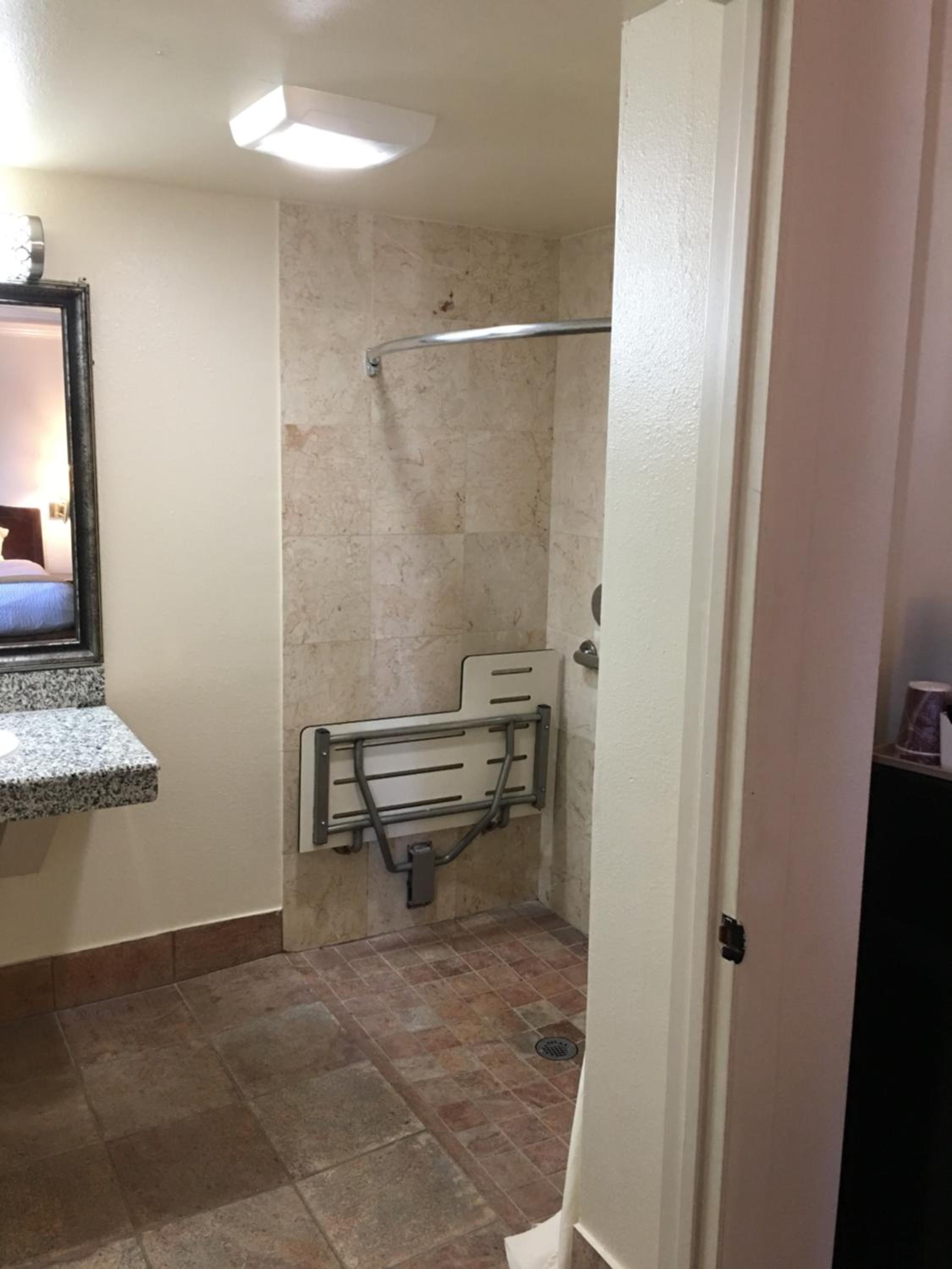 Queen Room - Disability Access - Photo 2
