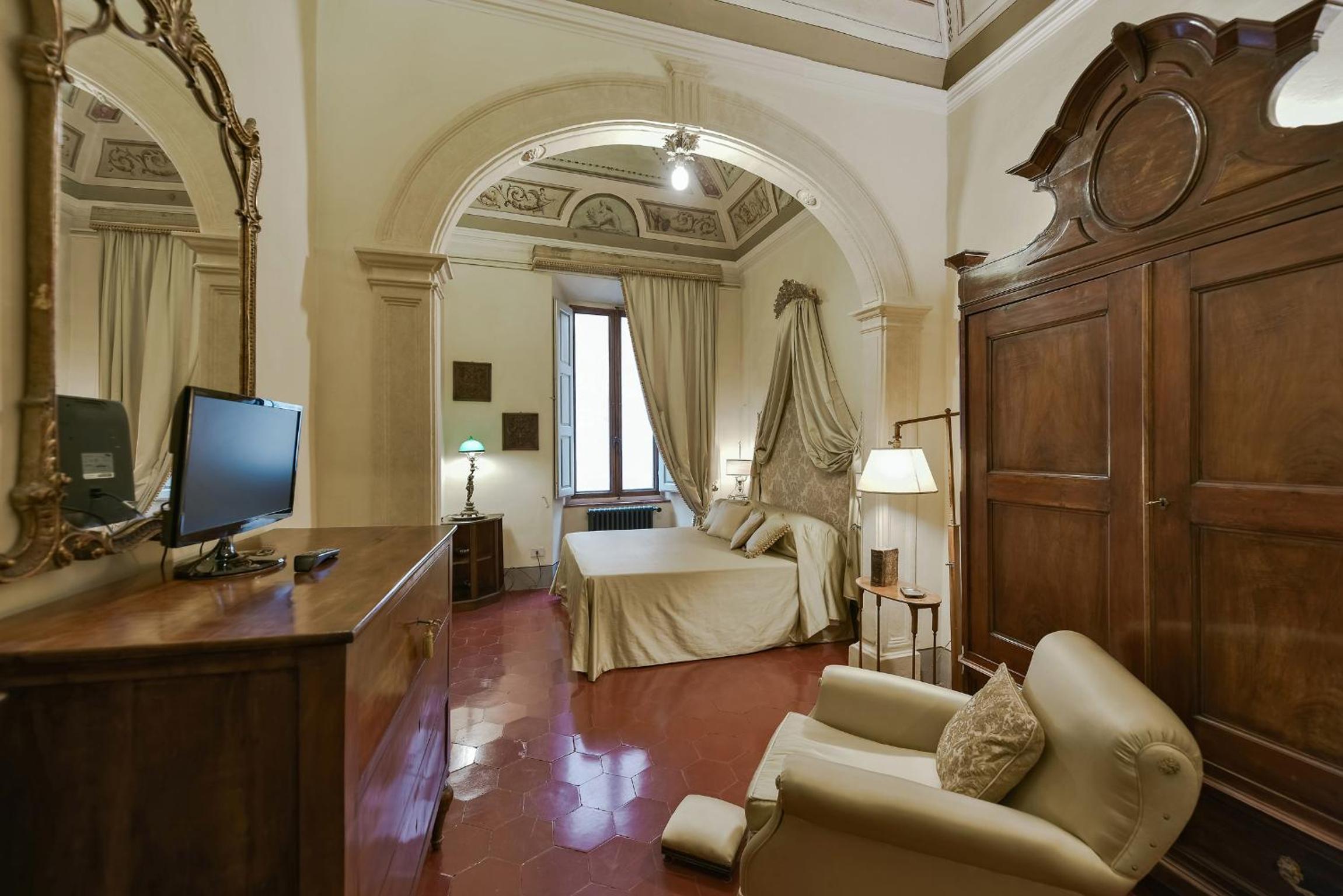 Luxury Apartment with City View - Photo 1