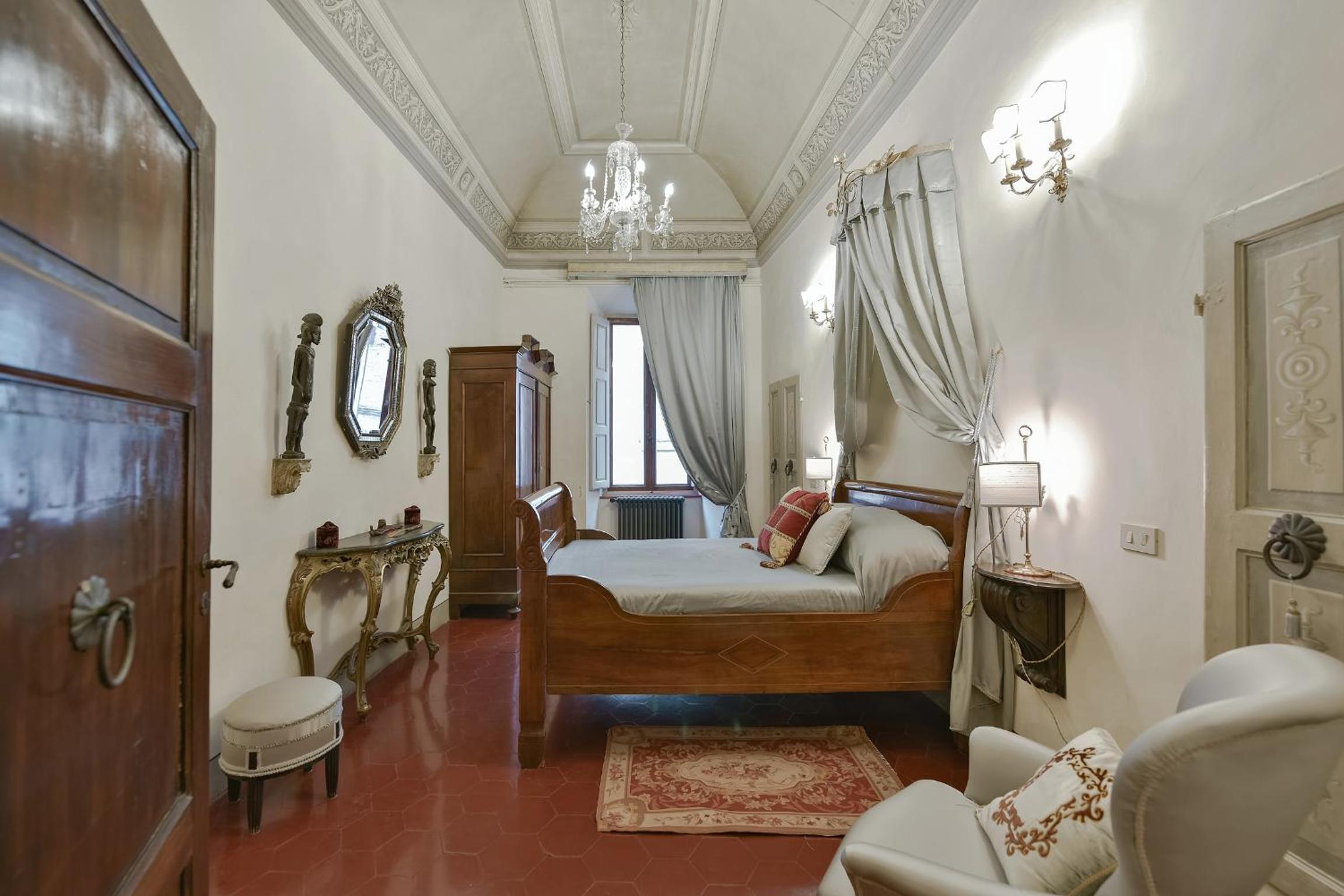 Luxury Apartment with City View - Photo 3