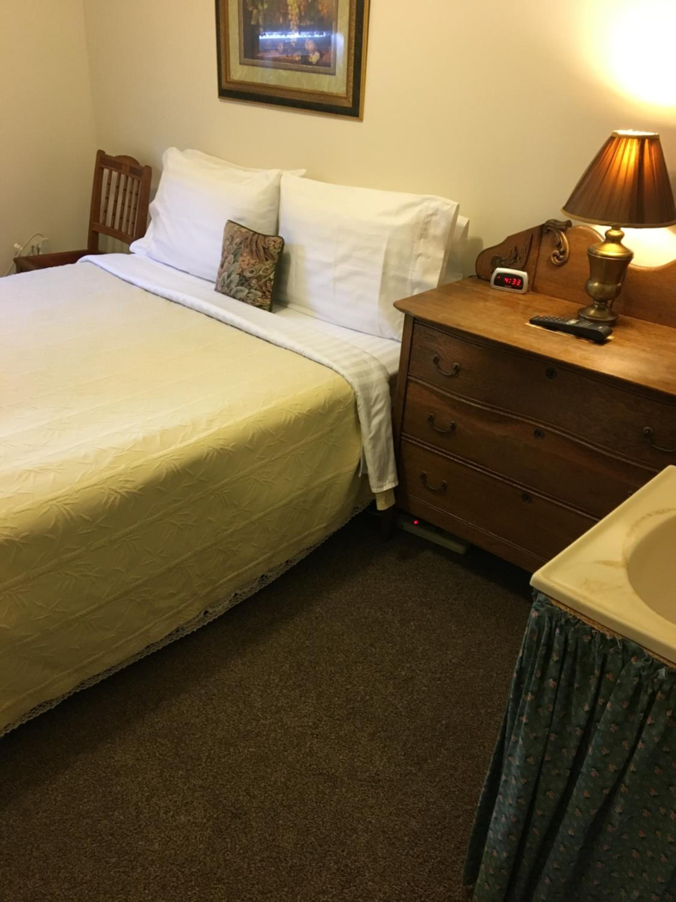 Queen Room photo 2