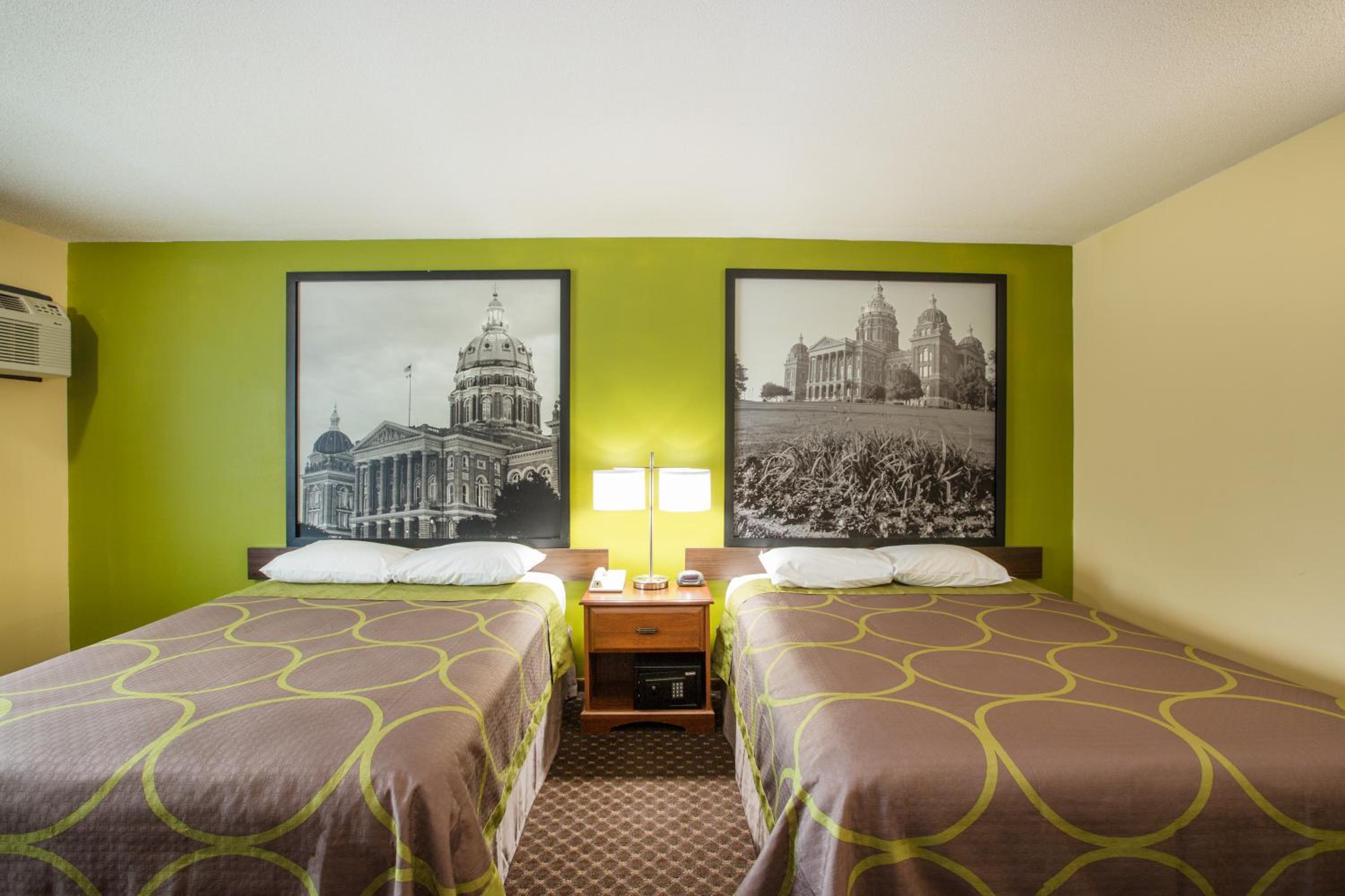 Queen Room with Two Queen Beds - Smoking photo 3